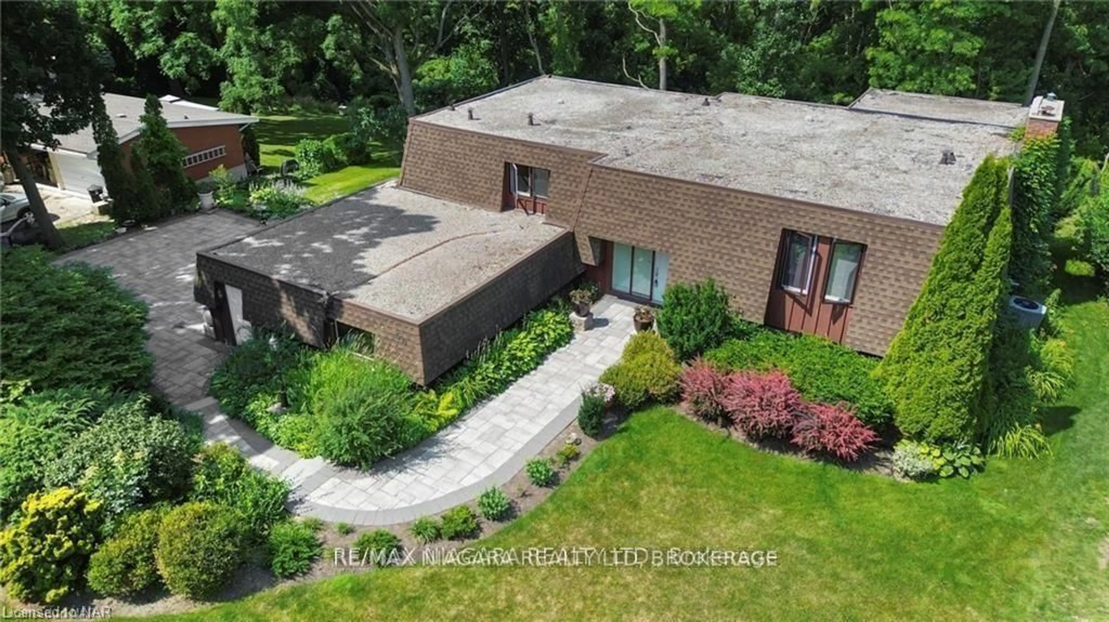 A pic from outside/outdoor area/front of a property/back of a property/a pic from drone, unknown for 50 Melrose Dr, Niagara-on-the-Lake Ontario L0S 1J0