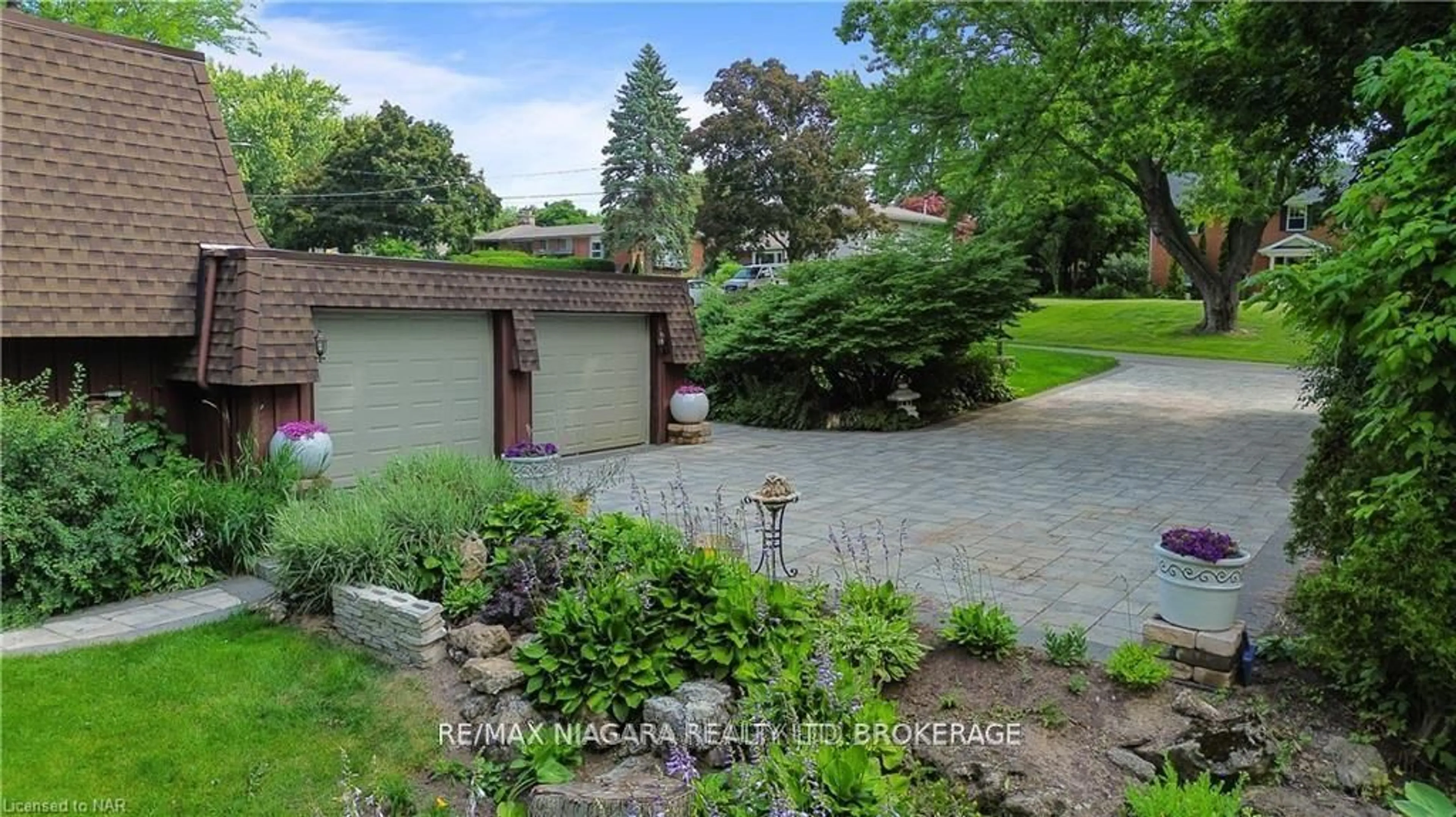 A pic from outside/outdoor area/front of a property/back of a property/a pic from drone, street for 50 Melrose Dr, Niagara-on-the-Lake Ontario L0S 1J0