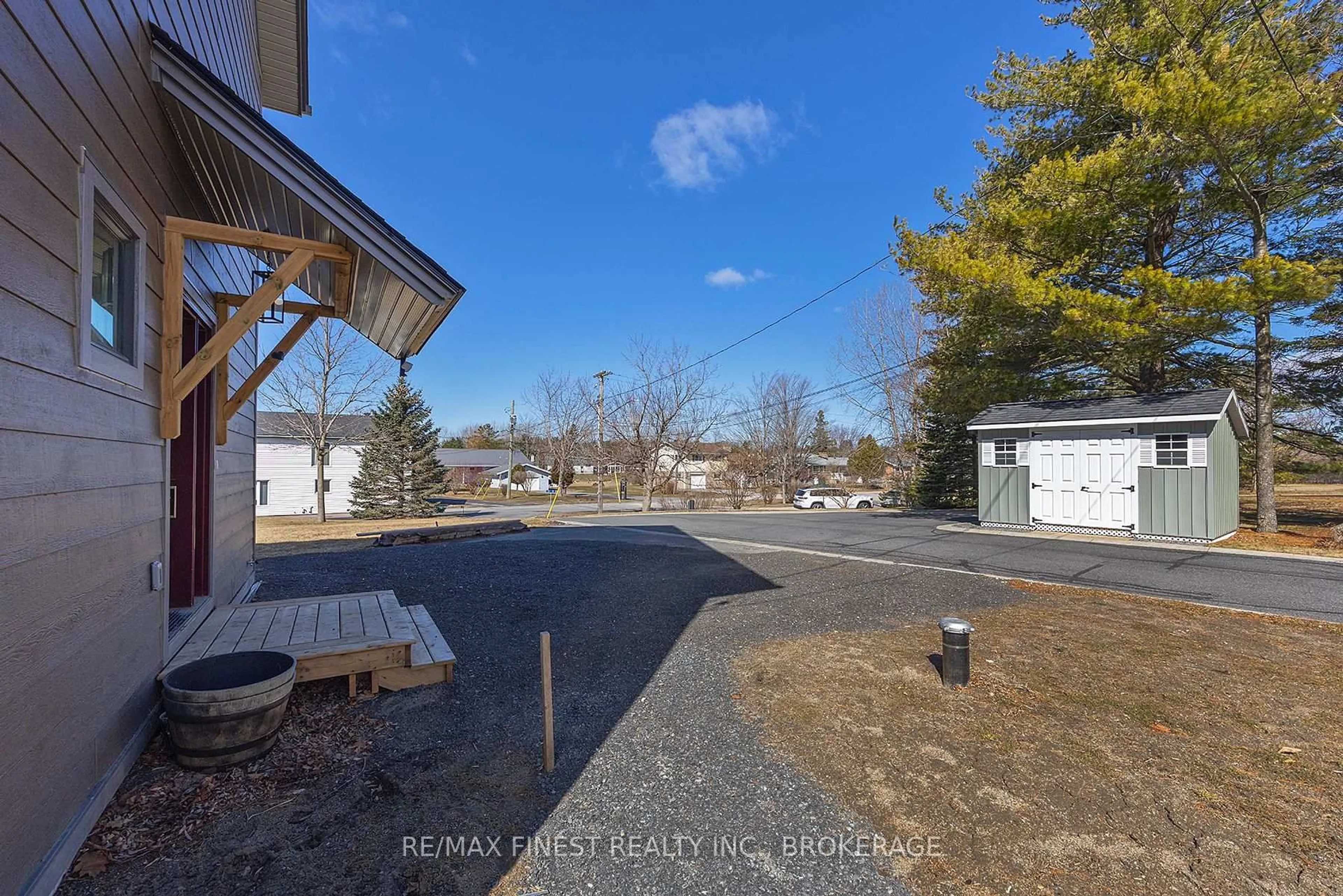 A pic from outside/outdoor area/front of a property/back of a property/a pic from drone, unknown for 113 Willowbank Rd, Gananoque Ontario K7G 2V5