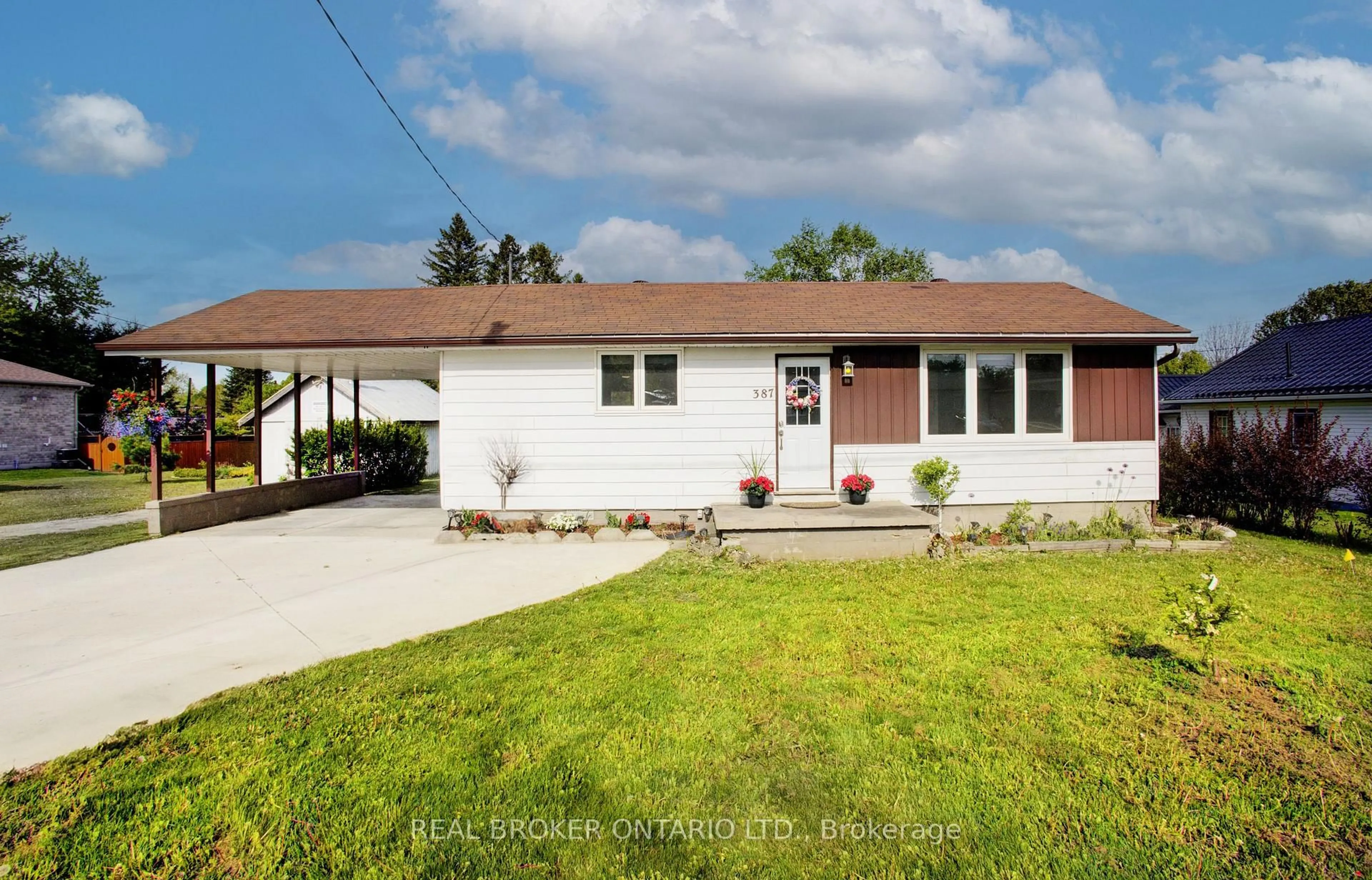 Home with vinyl exterior material, street for 387 Countesst St, West Grey Ontario N0G 1R0