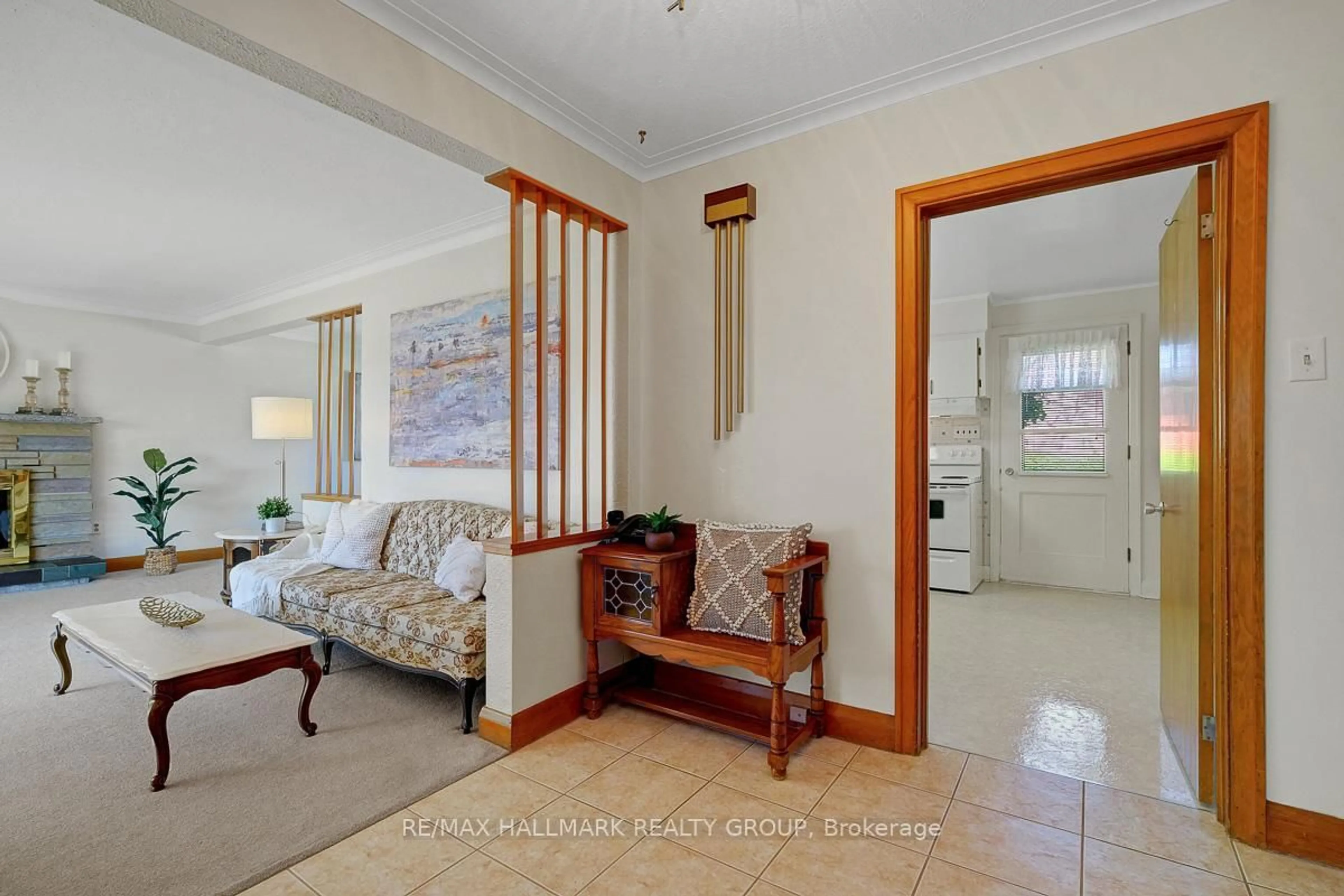 Indoor foyer for 723 Luc St, Ottawa Ontario K1K 3M5