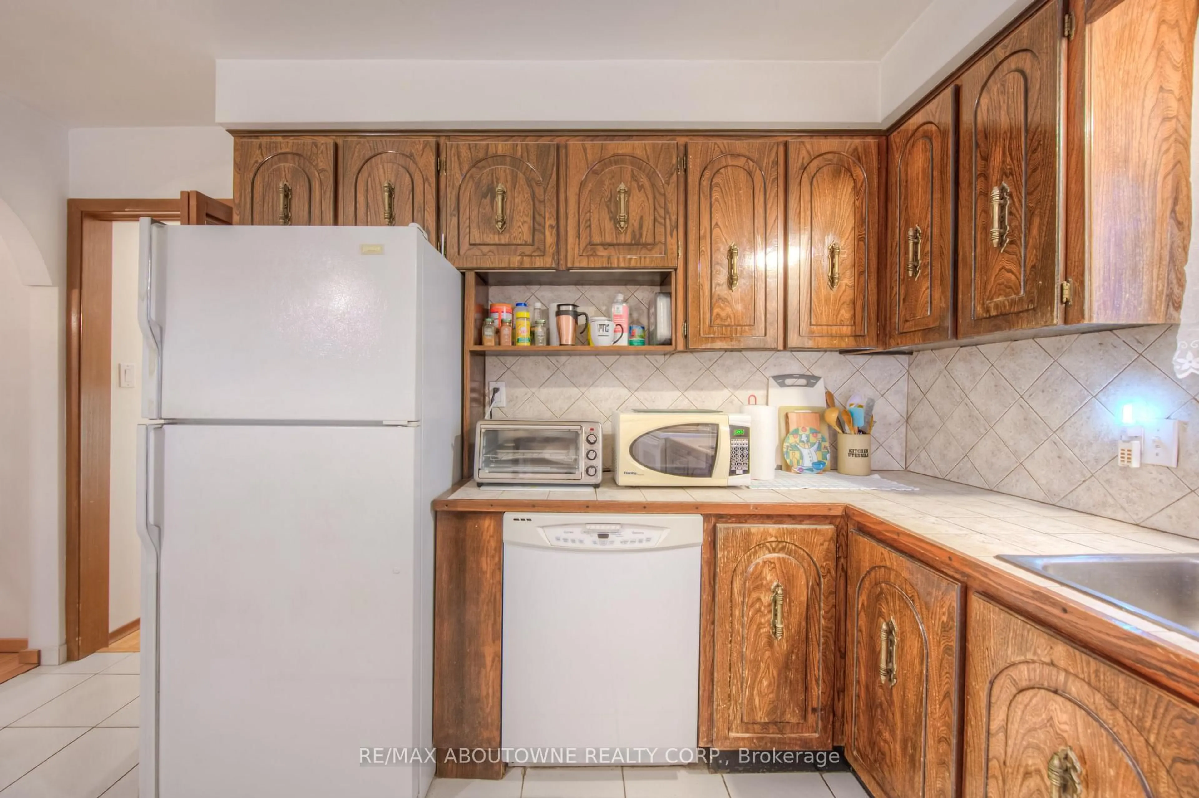 Standard kitchen, ceramic/tile floor for 47 Chester Rd, Hamilton Ontario L8E 1X8