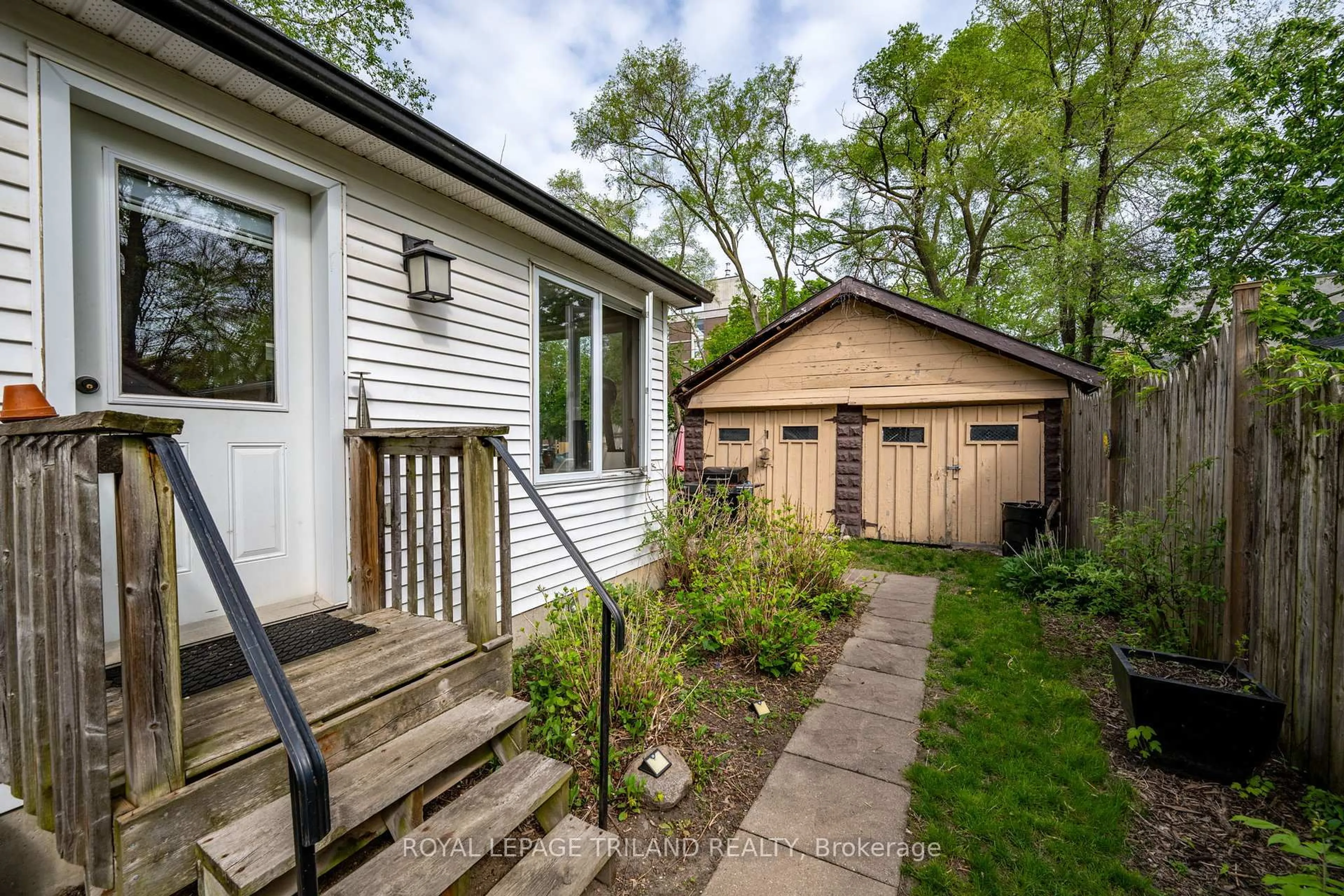 Unknown for 296 Simcoe St, London East Ontario N6B 1J5