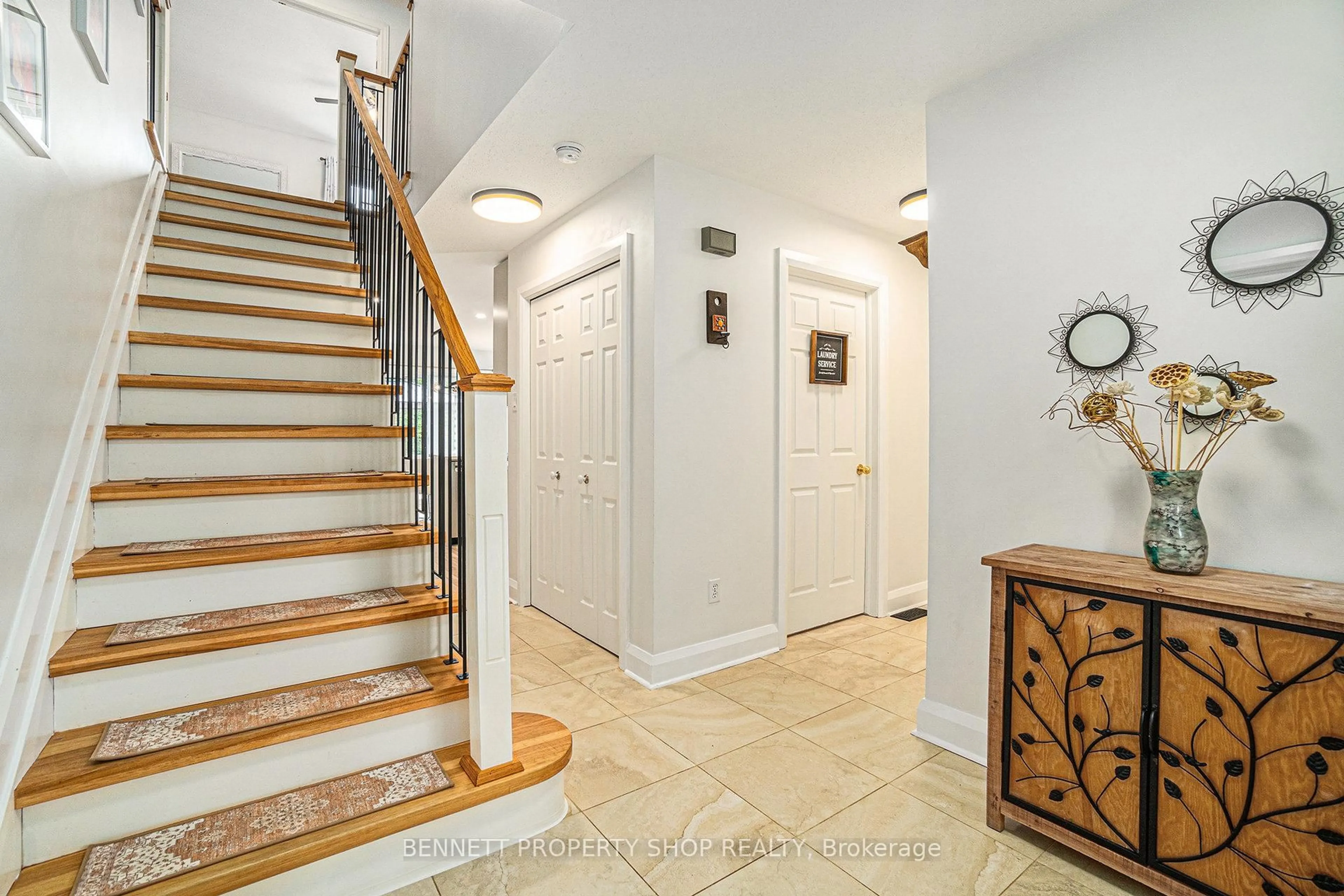 Indoor entryway for 23 Springwood Circ, Ottawa Ontario K2S 1W2