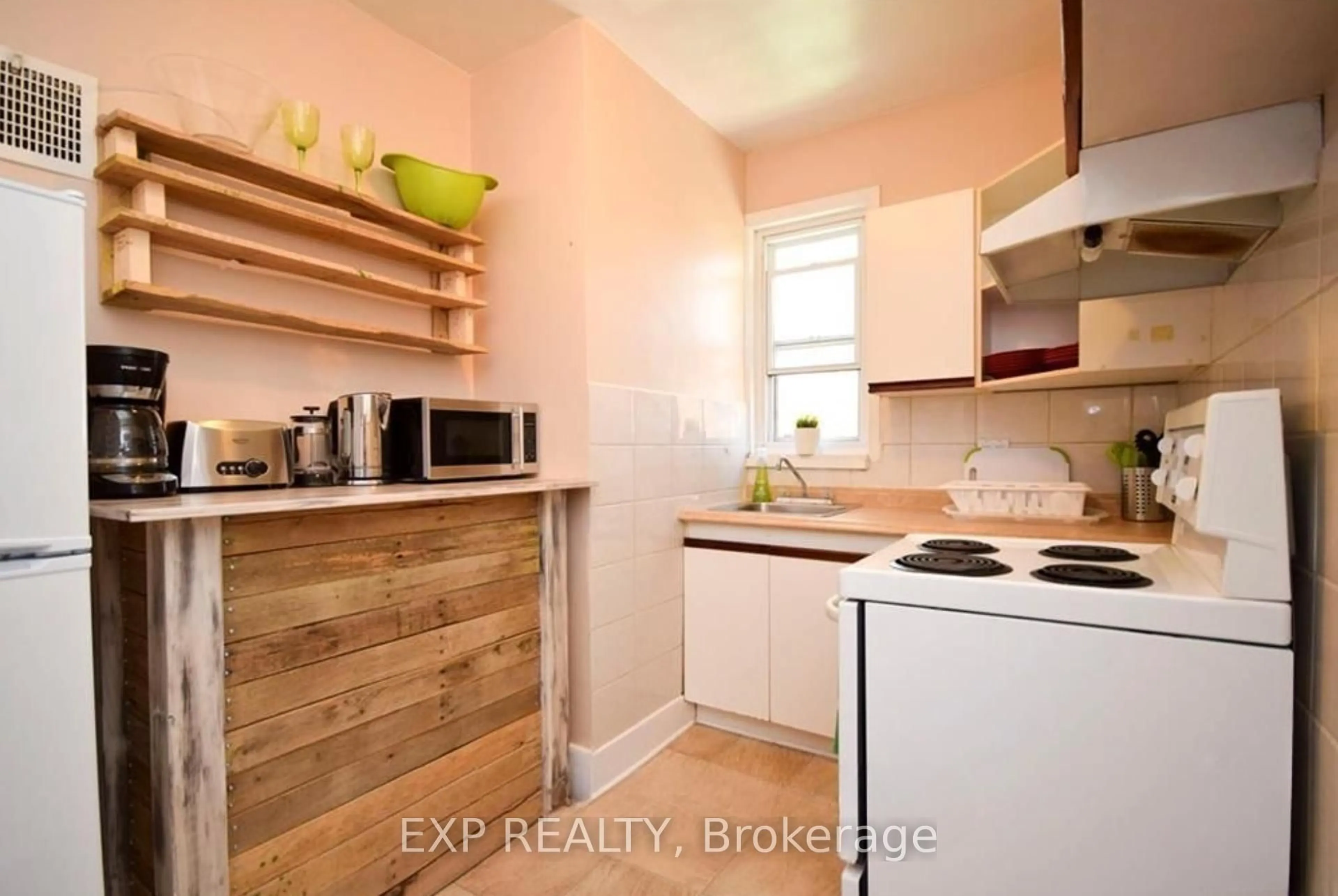 Standard kitchen, wood/laminate floor for 279 Clarence St, Ottawa Ontario K1N 5R2
