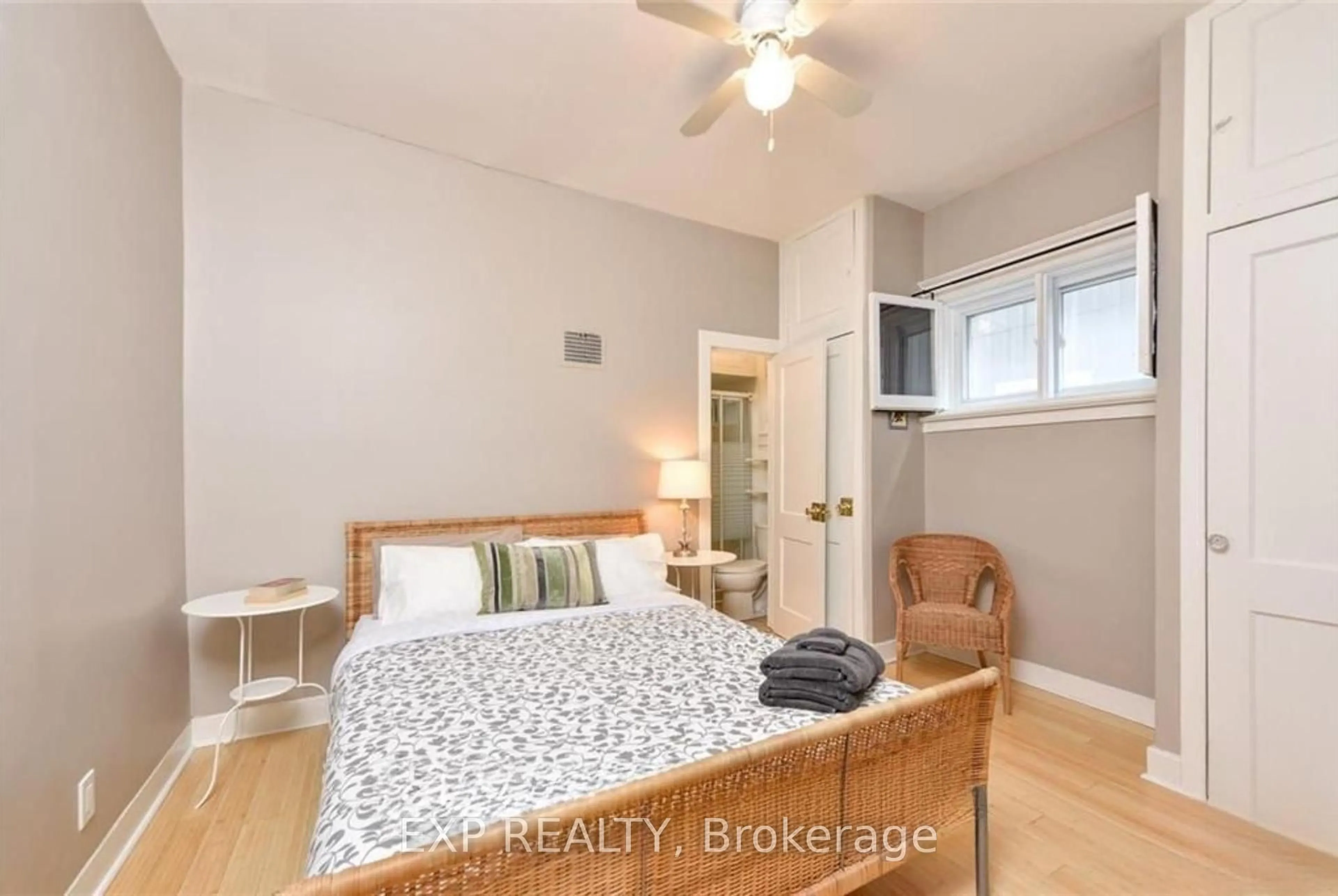 A pic of a room for 279 Clarence St, Ottawa Ontario K1N 5R2