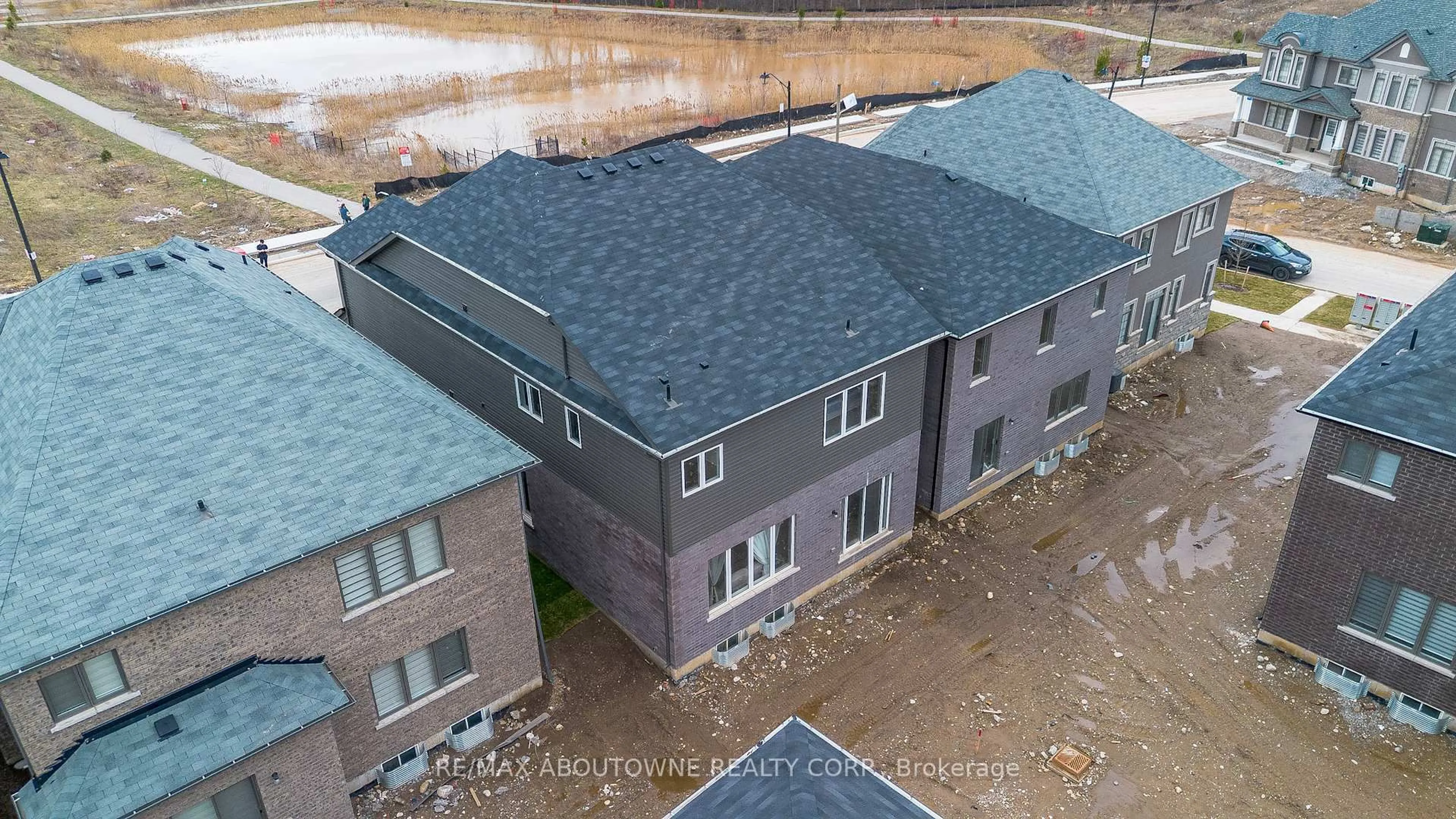 A pic from outside/outdoor area/front of a property/back of a property/a pic from drone, building for 92 Stauffer Rd, Brantford Ontario N3V 0B5
