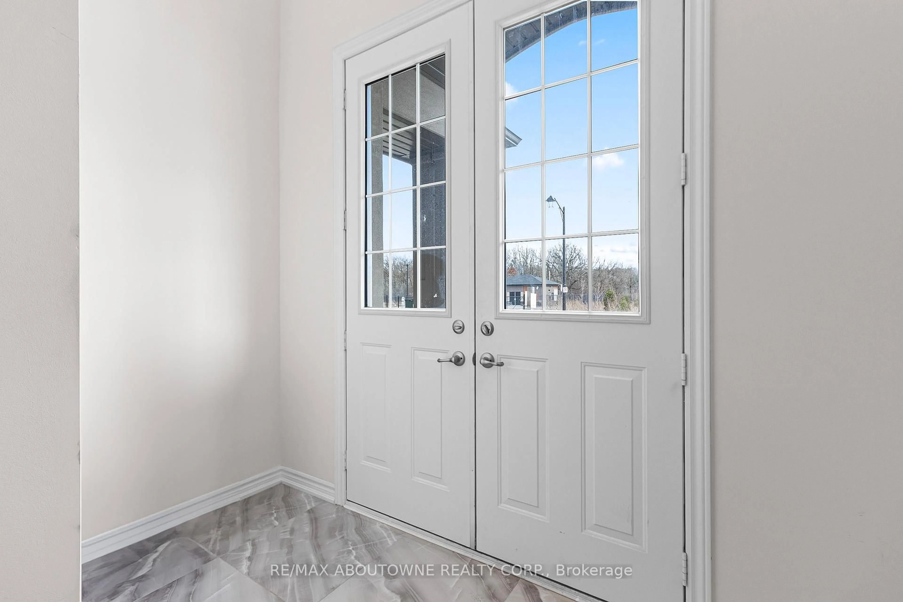 Indoor entryway for 92 Stauffer Rd, Brantford Ontario N3V 0B5