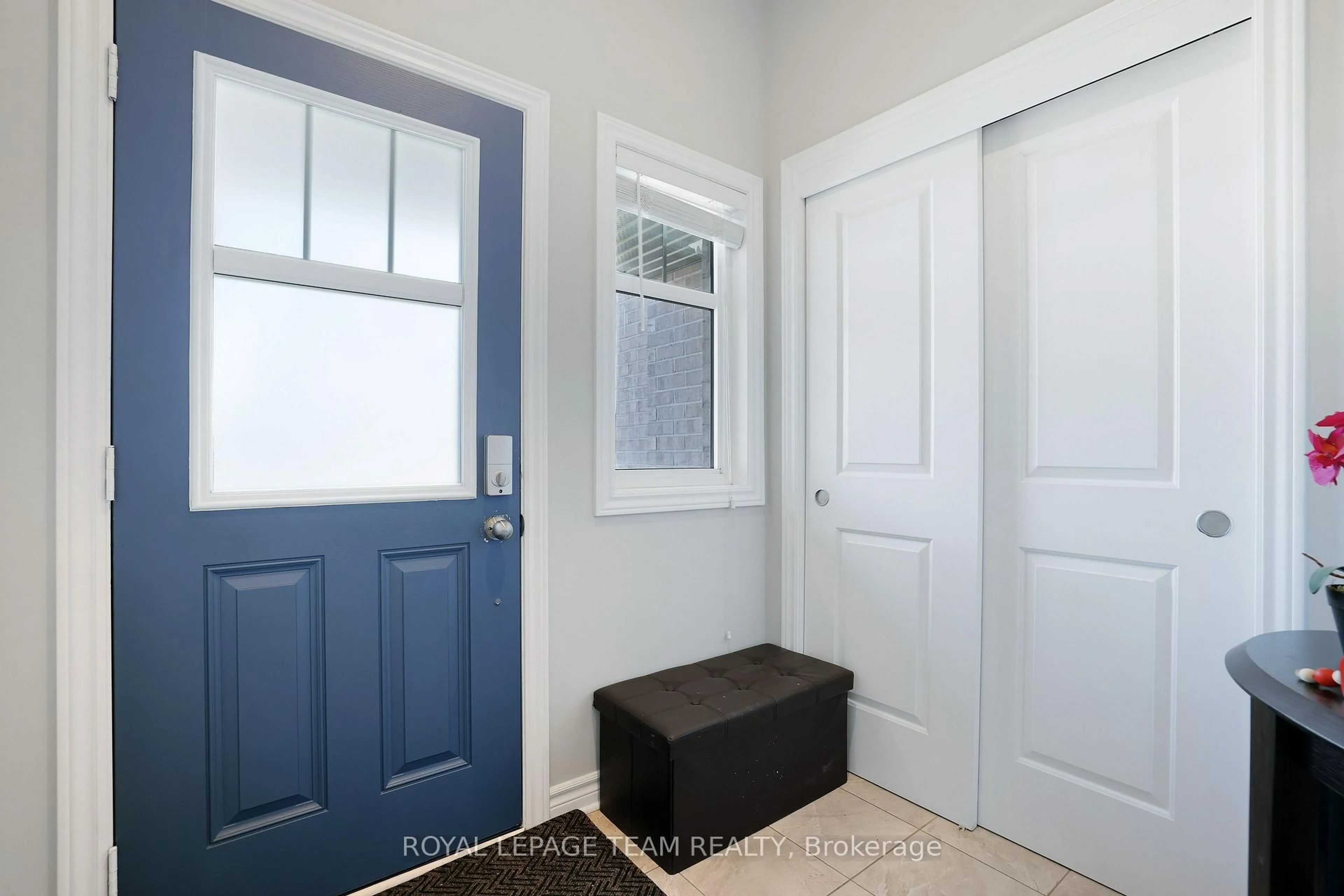 Indoor entryway for 112 Nacarat St, Ottawa Ontario K4A 1A9