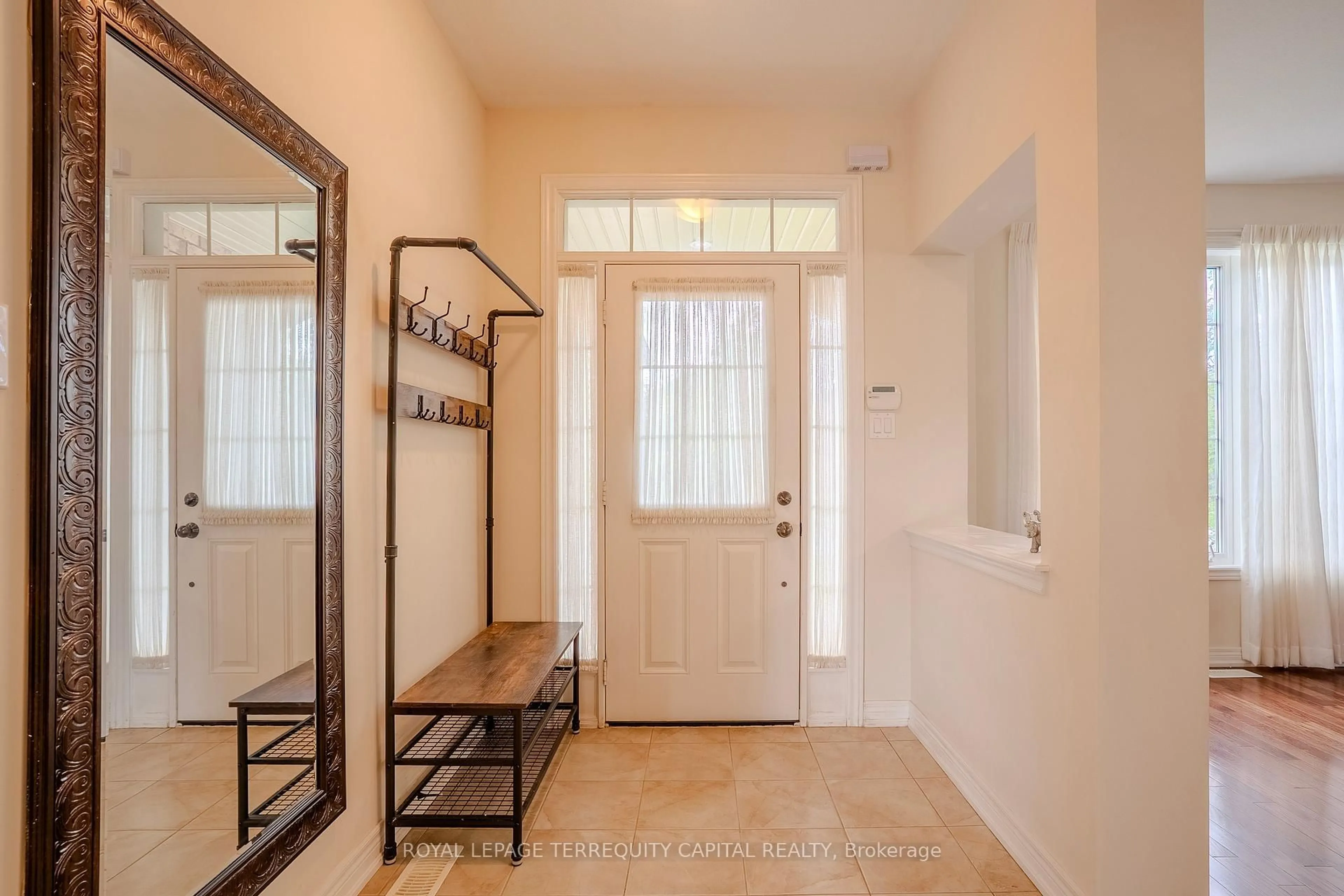 Indoor entryway for 9072 Kudlac St, Niagara Falls Ontario L2H 0C3