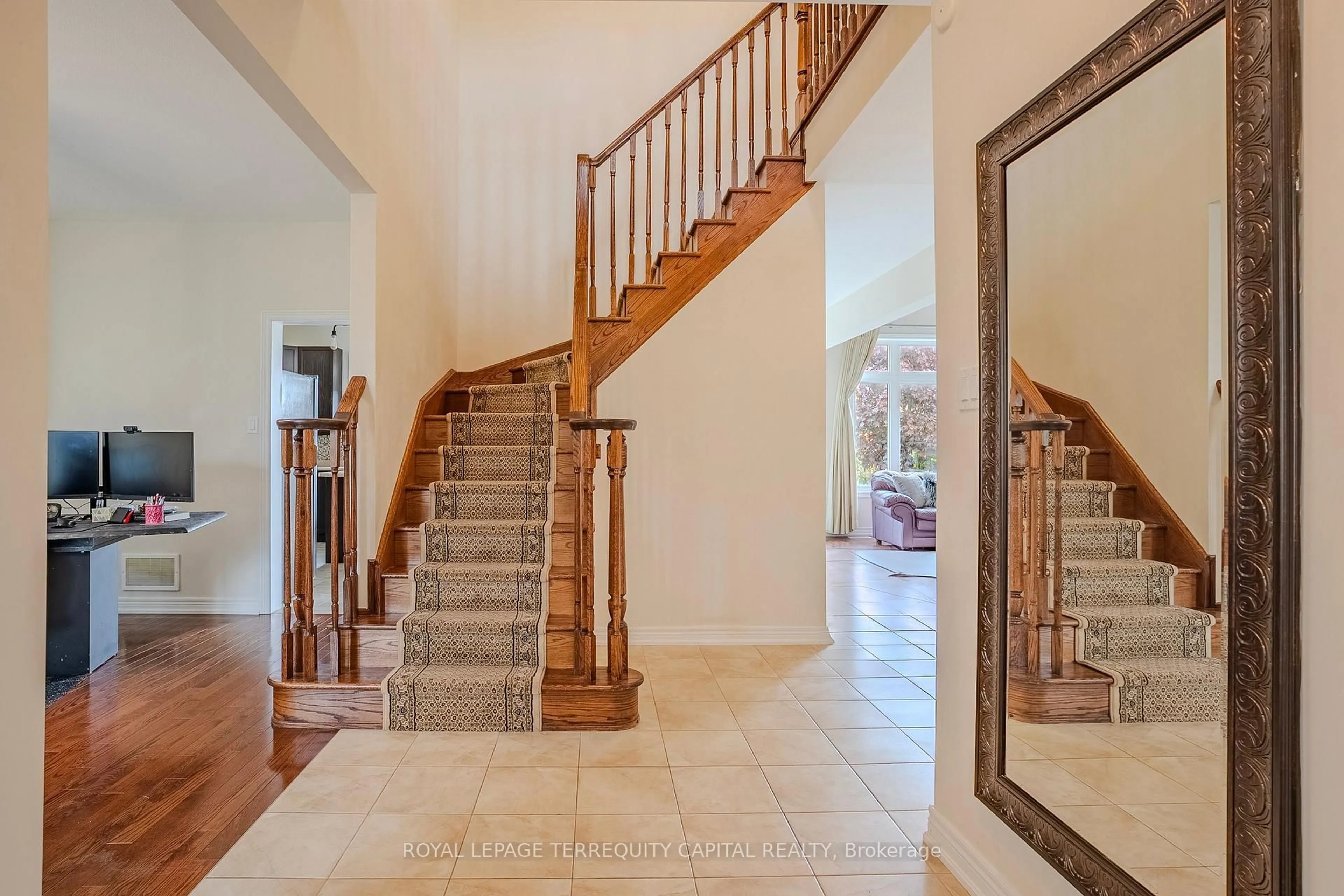 Indoor foyer for 9072 Kudlac St, Niagara Falls Ontario L2H 0C3
