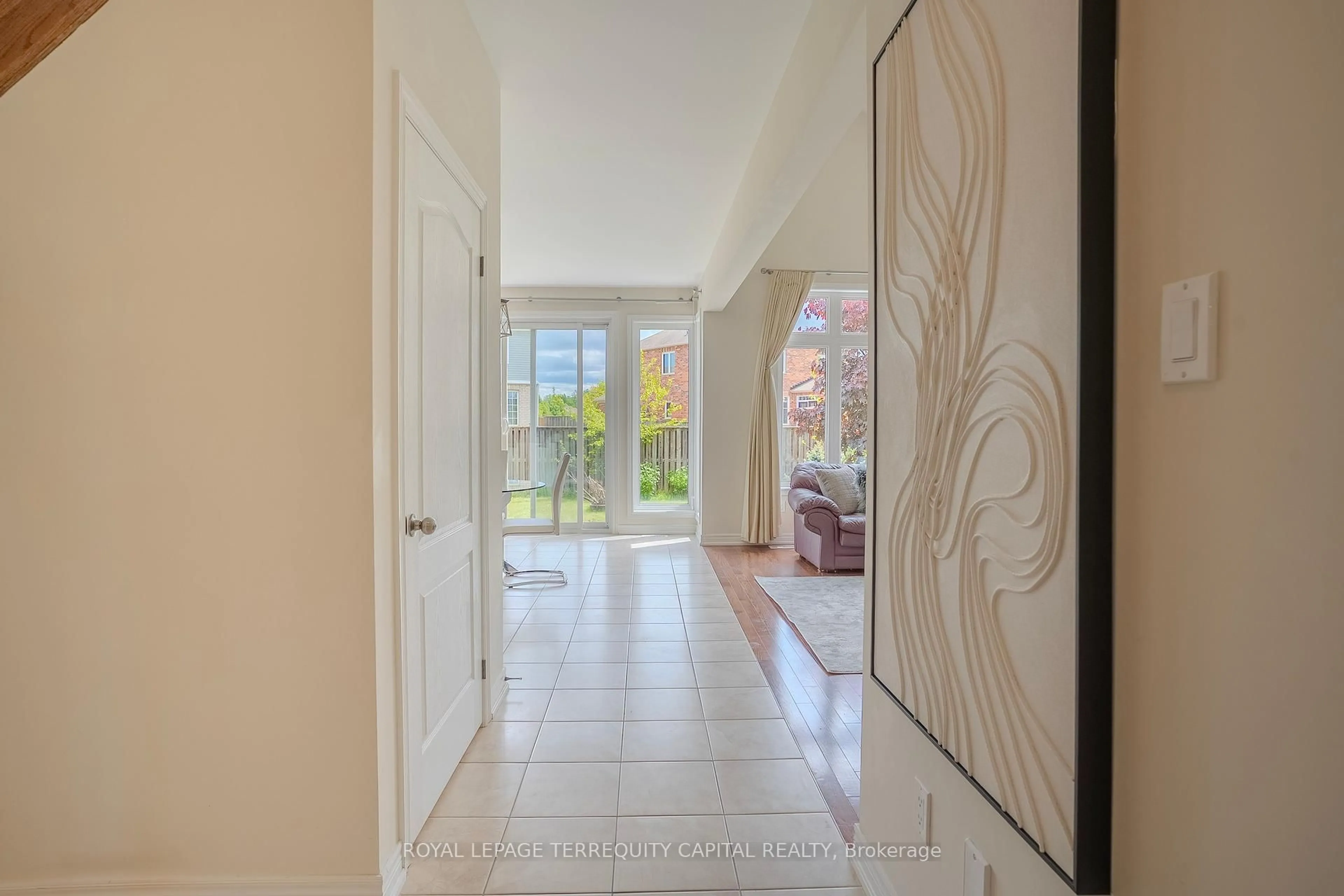 Indoor entryway for 9072 Kudlac St, Niagara Falls Ontario L2H 0C3