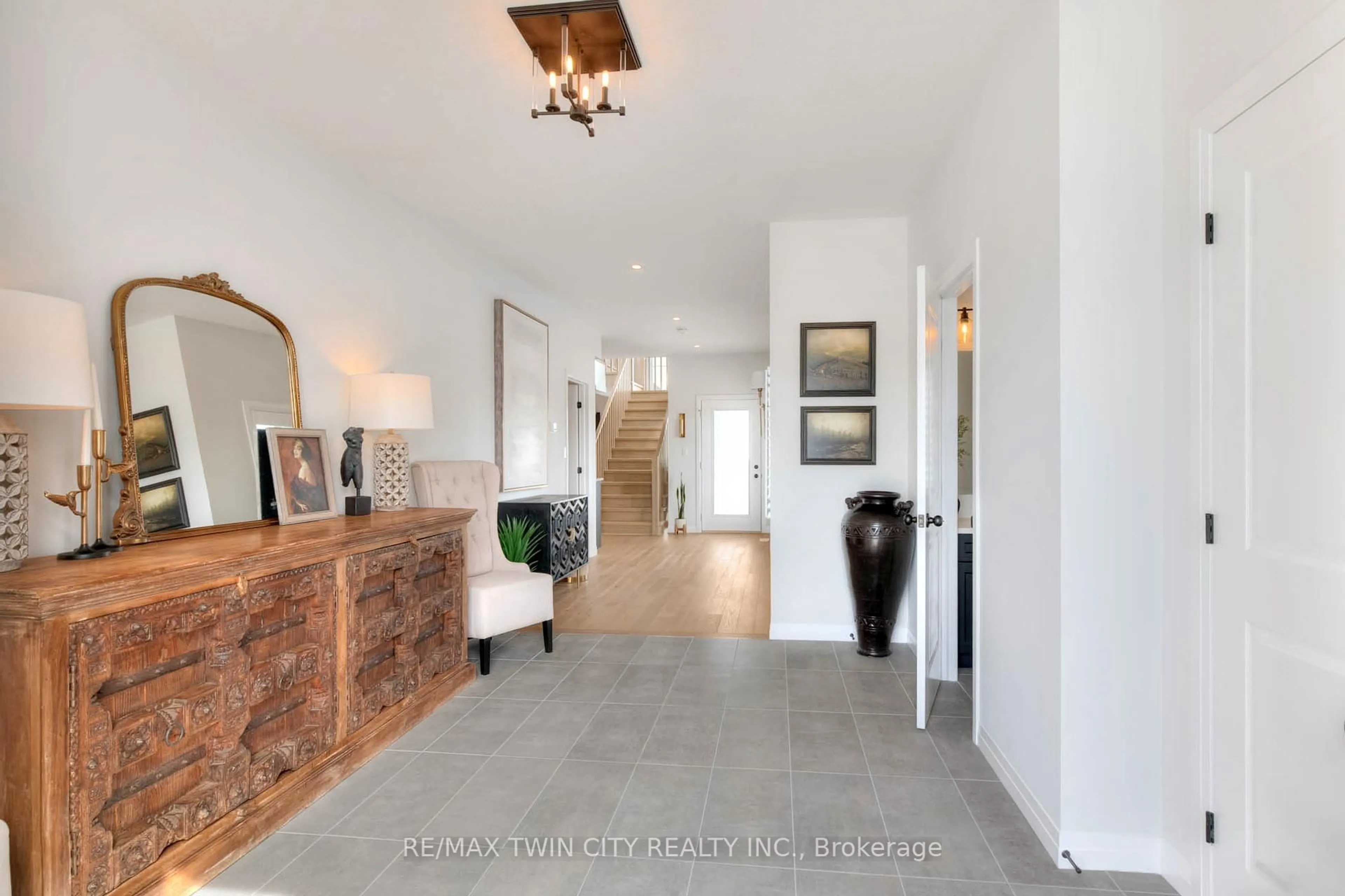 Indoor entryway for 154 Dempsey Dr, Stratford Ontario N5A 0R5