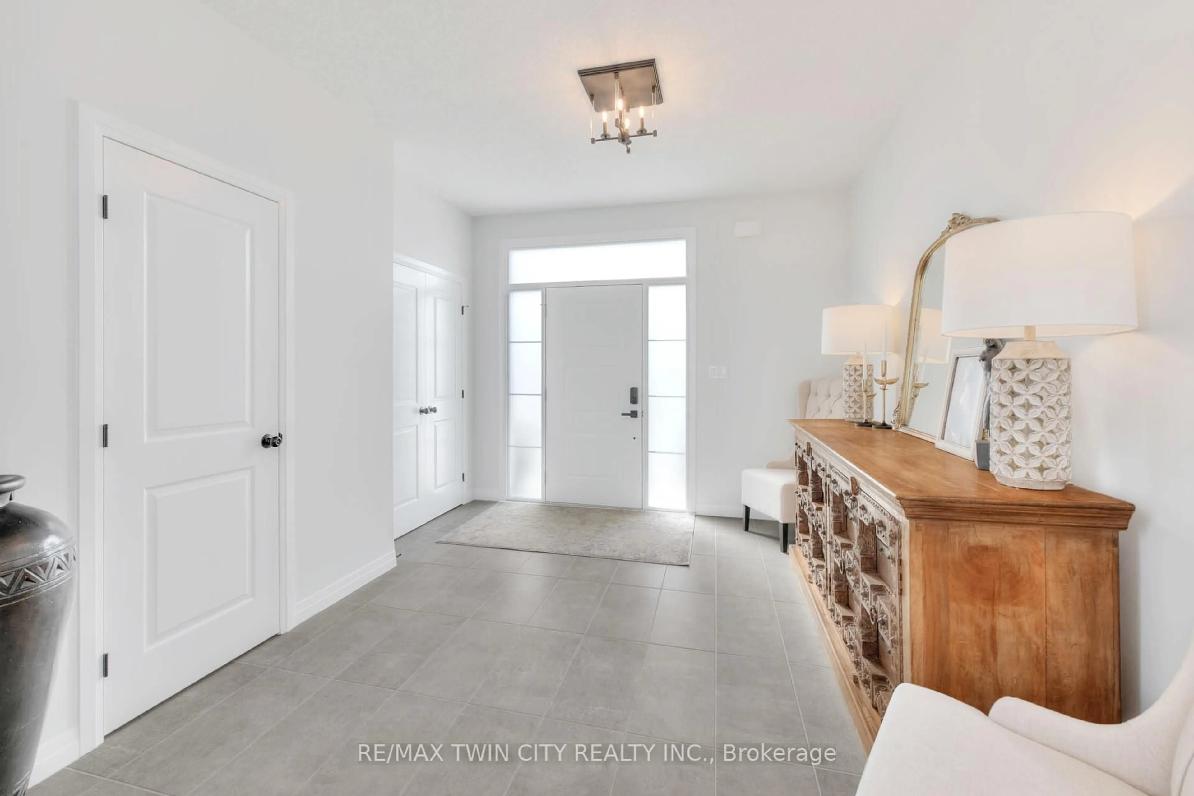 Indoor entryway for 154 Dempsey Dr, Stratford Ontario N5A 0R5