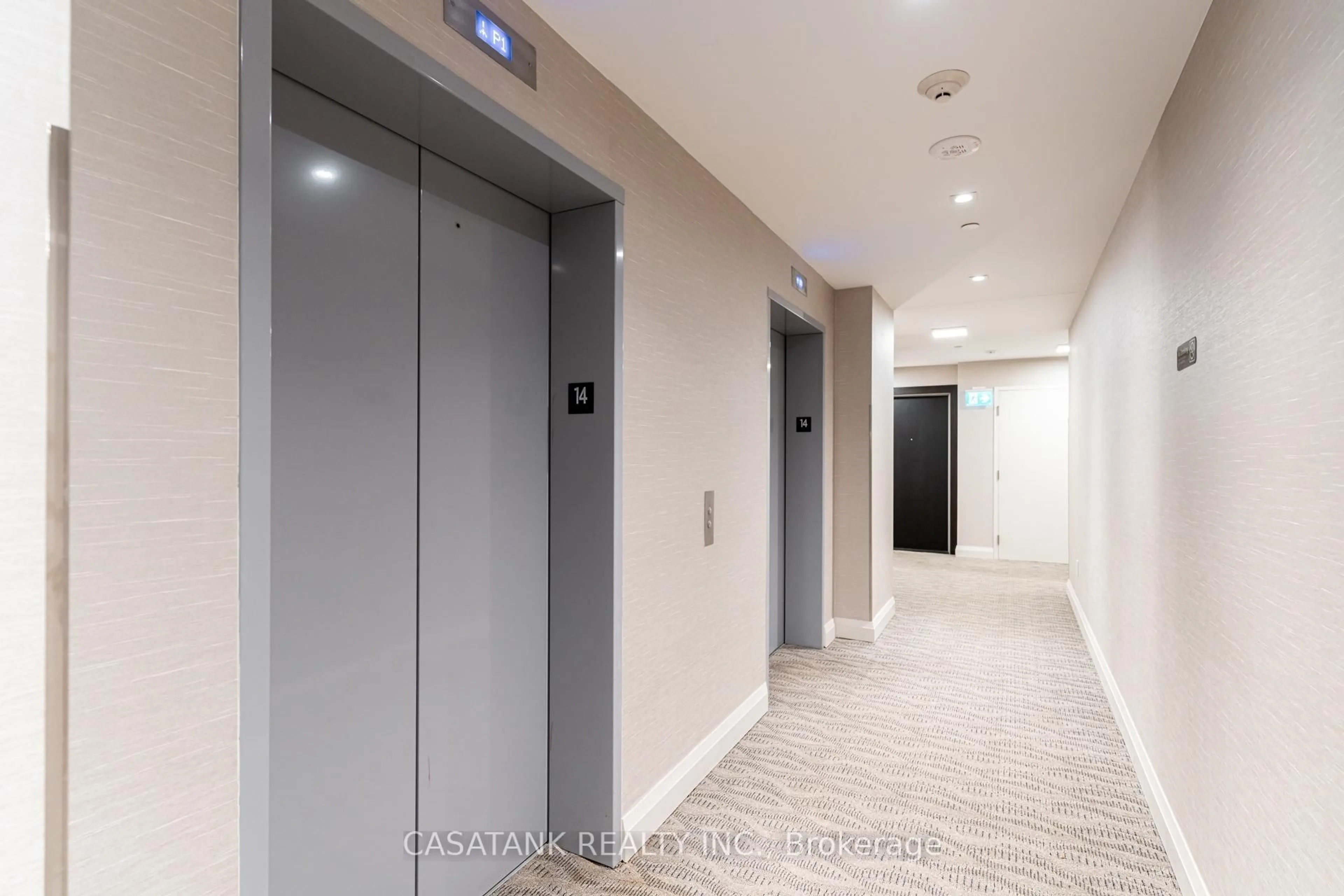 Indoor foyer for 385 Winston Rd #1411, Grimsby Ontario L3M 4E8