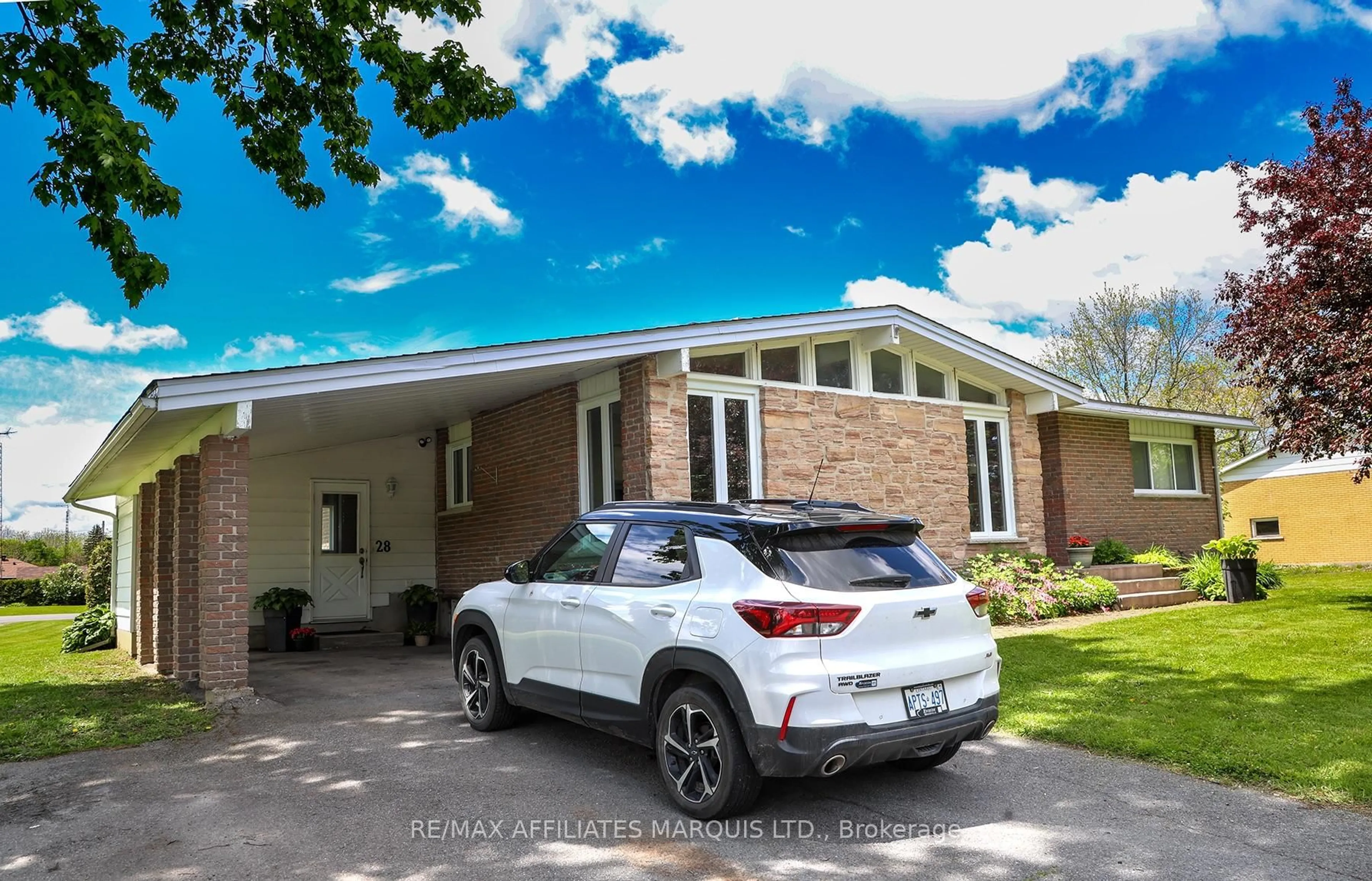 Home with vinyl exterior material, street for 28 Meikle St, South Dundas Ontario K0C 1X0