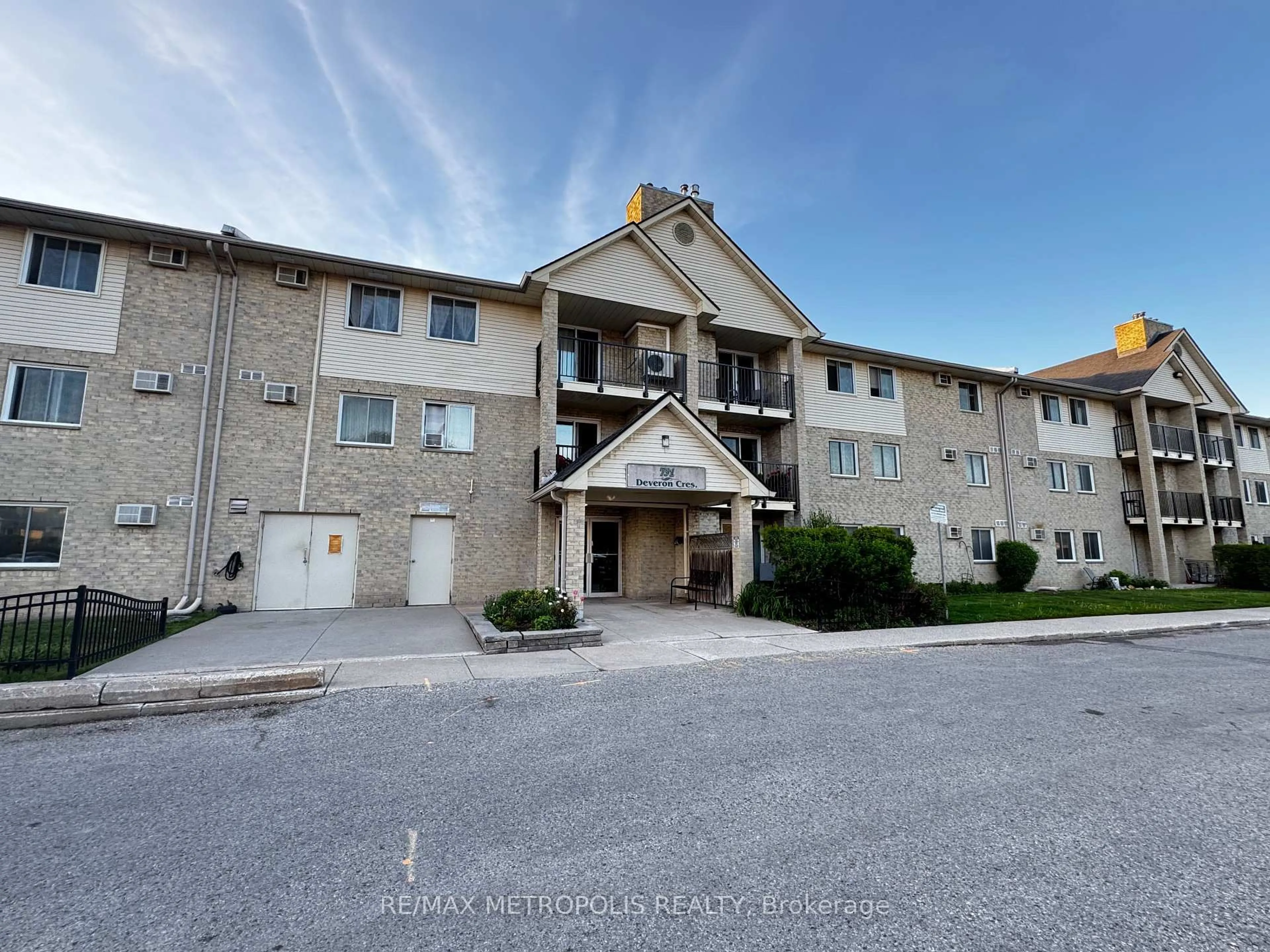 A pic from outside/outdoor area/front of a property/back of a property/a pic from drone, building for 731 Deveron Cres #109, London South Ontario N5Z 4L9