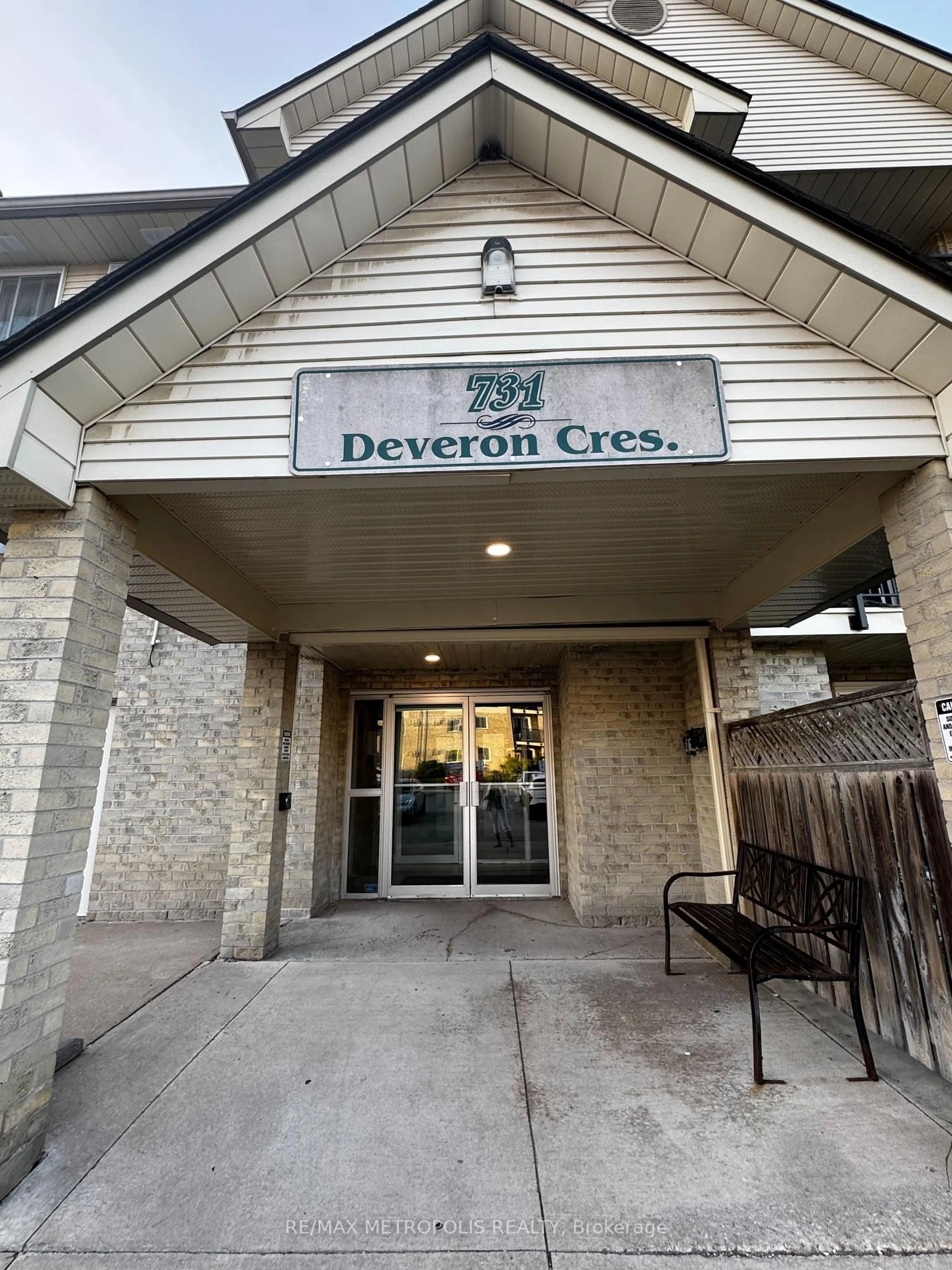 Indoor foyer for 731 Deveron Cres #109, London South Ontario N5Z 4L9