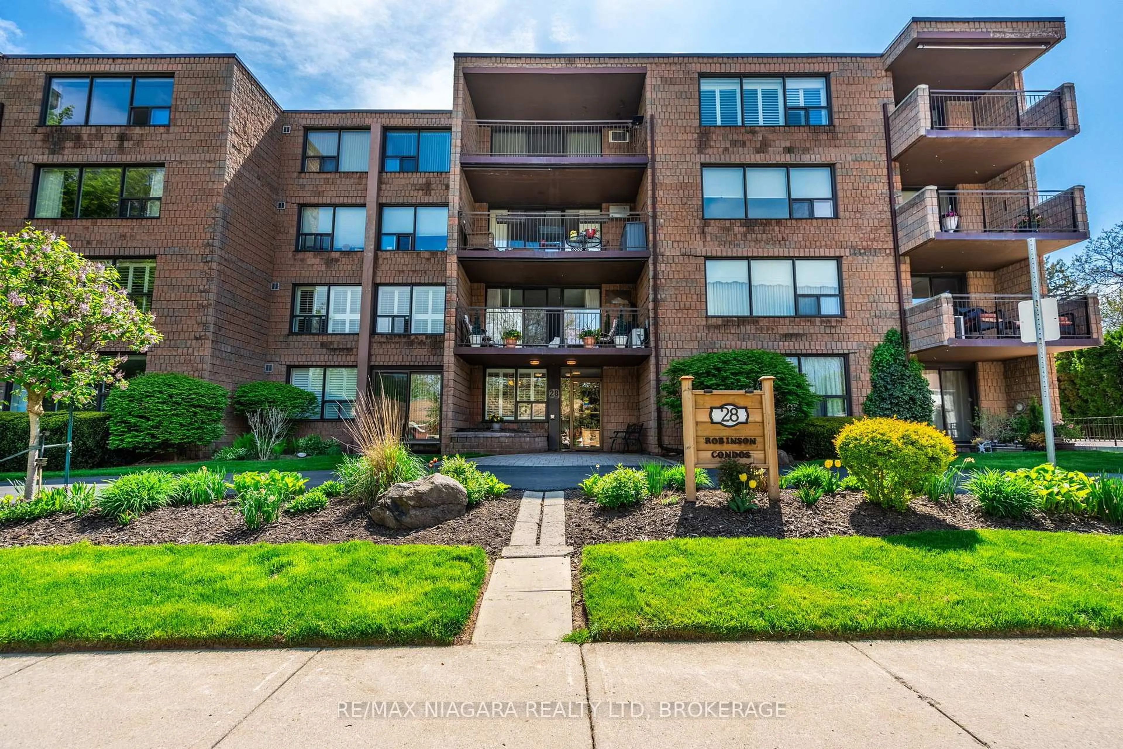 Unknown for 28 Robinson St #305, Grimsby Ontario L3M 3C9
