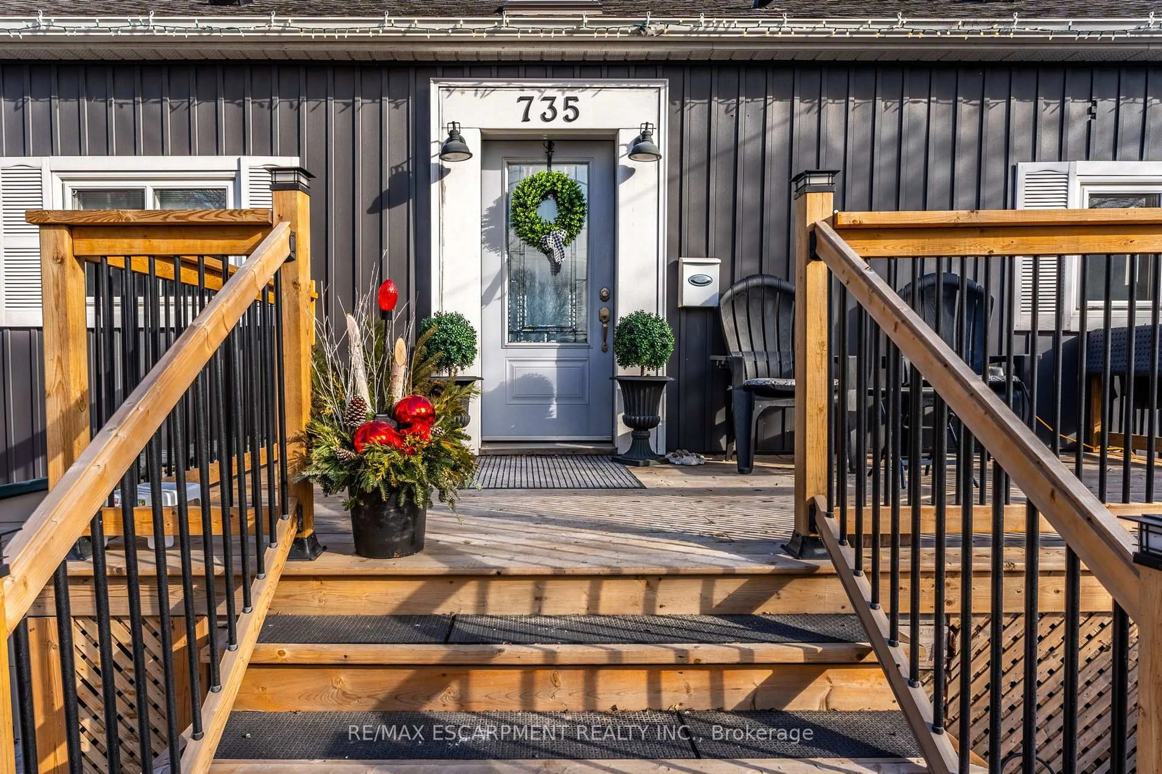 Patio, street for 735 Beach Blvd, Hamilton Ontario L8H 6Y5