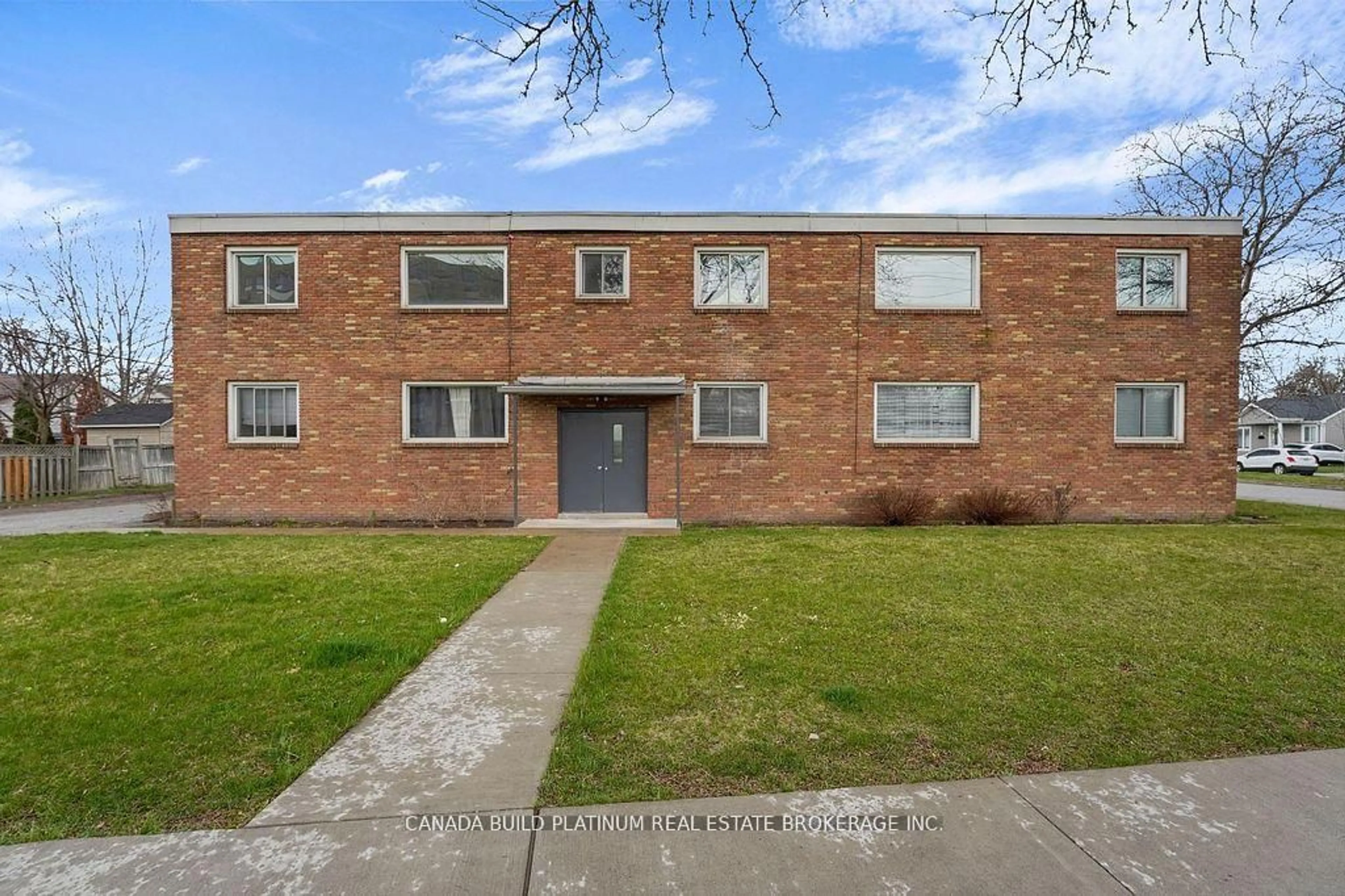 A pic from outside/outdoor area/front of a property/back of a property/a pic from drone, building for 1985 College Ave, Windsor Ontario N9B 1M5