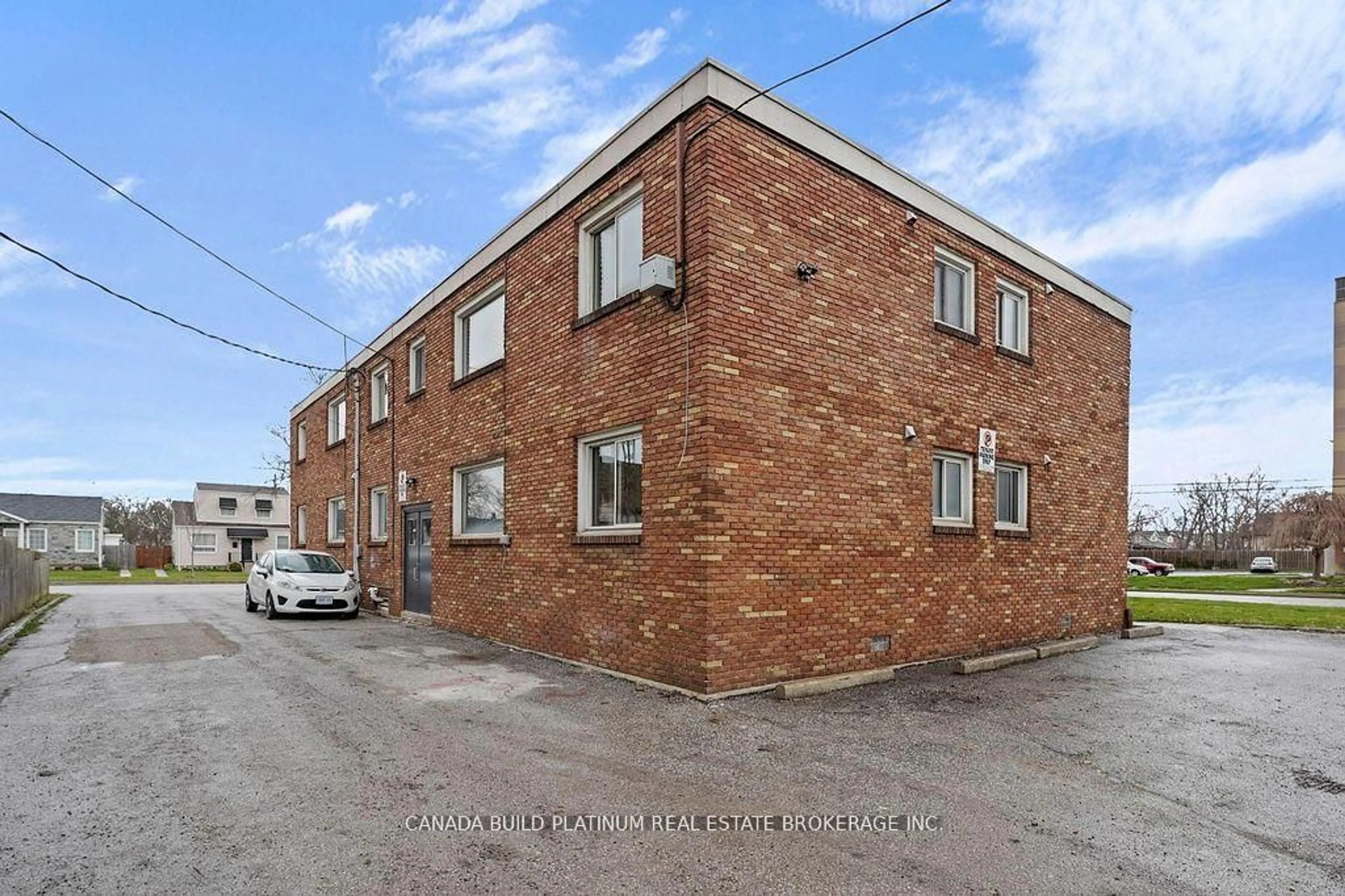 A pic from outside/outdoor area/front of a property/back of a property/a pic from drone, building for 1985 College Ave, Windsor Ontario N9B 1M5