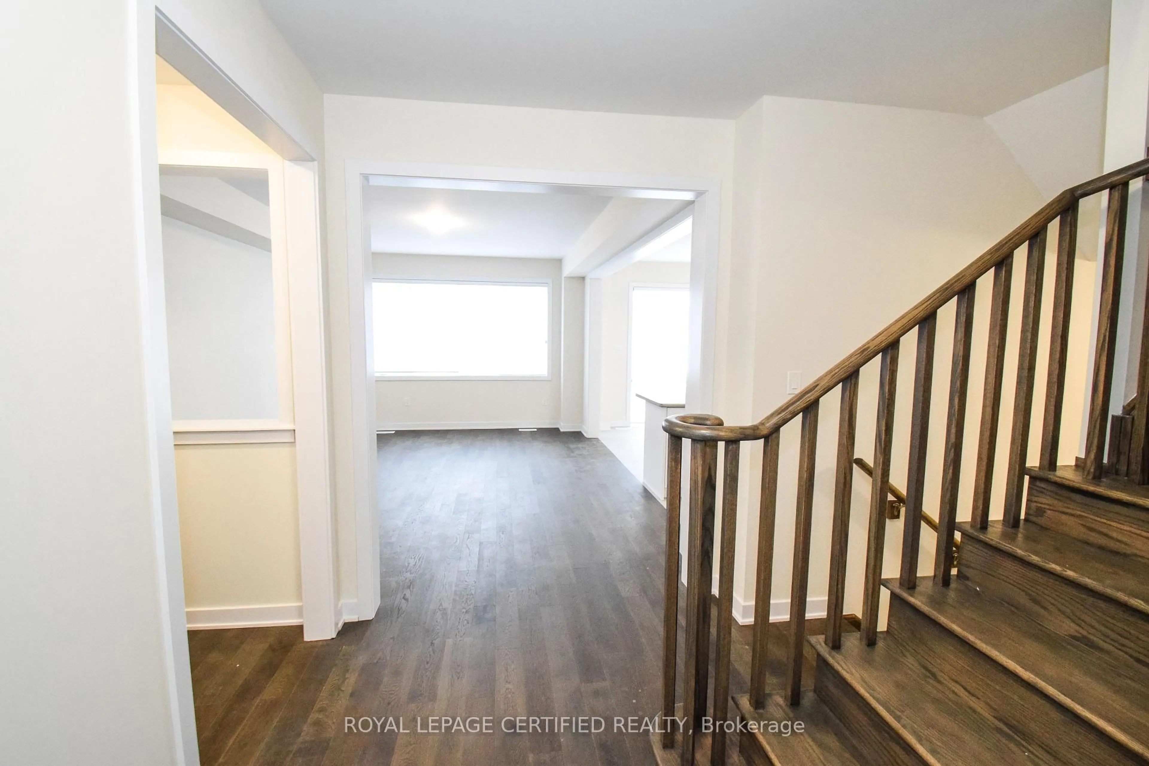 Indoor foyer for 22 Stern Dr, Welland Ontario L3B 0M2