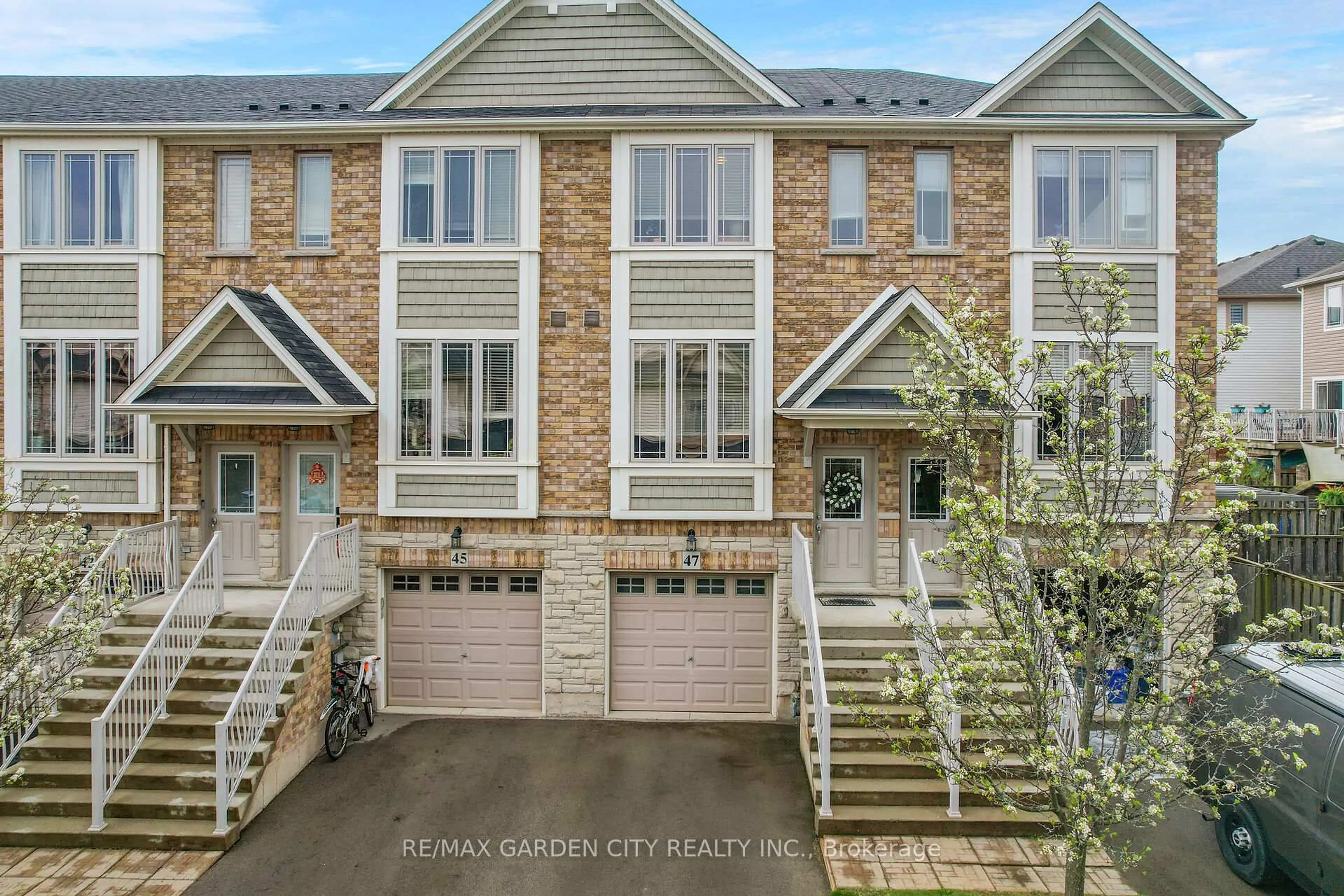 A pic from outside/outdoor area/front of a property/back of a property/a pic from drone, street for 8 Hemlock Way #47, Grimsby Ontario L3M 0B5