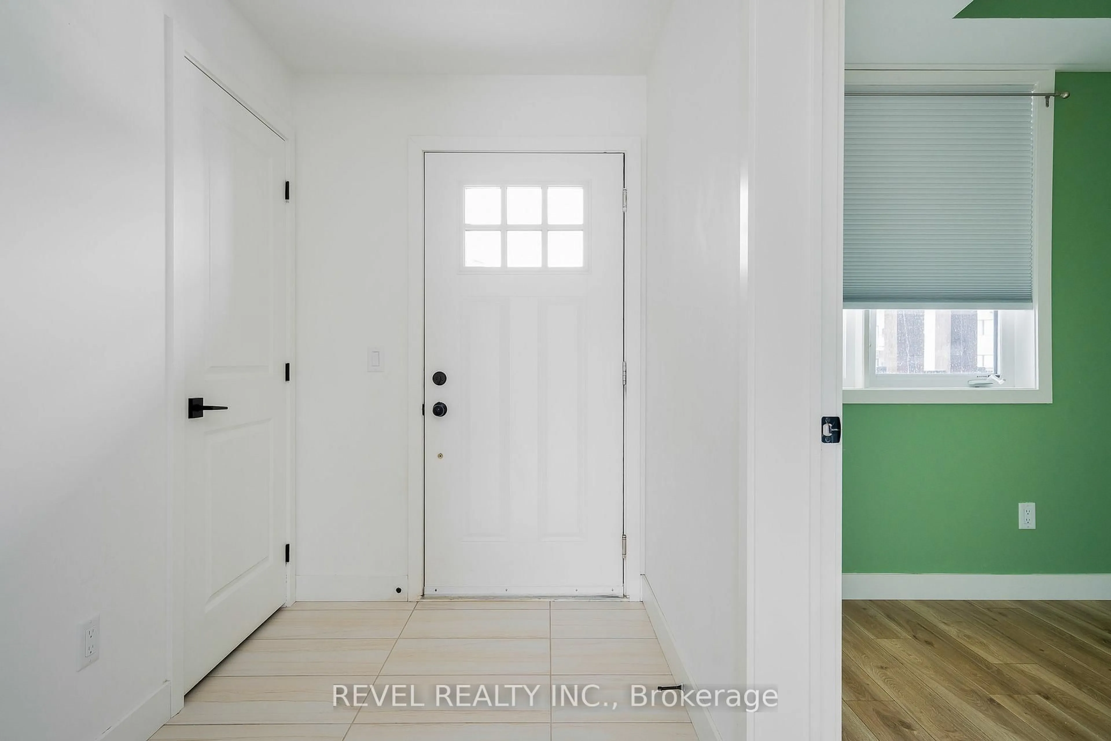 Indoor entryway for 18 Beckwith Lane #204, Blue Mountains Ontario L9Y 3B6