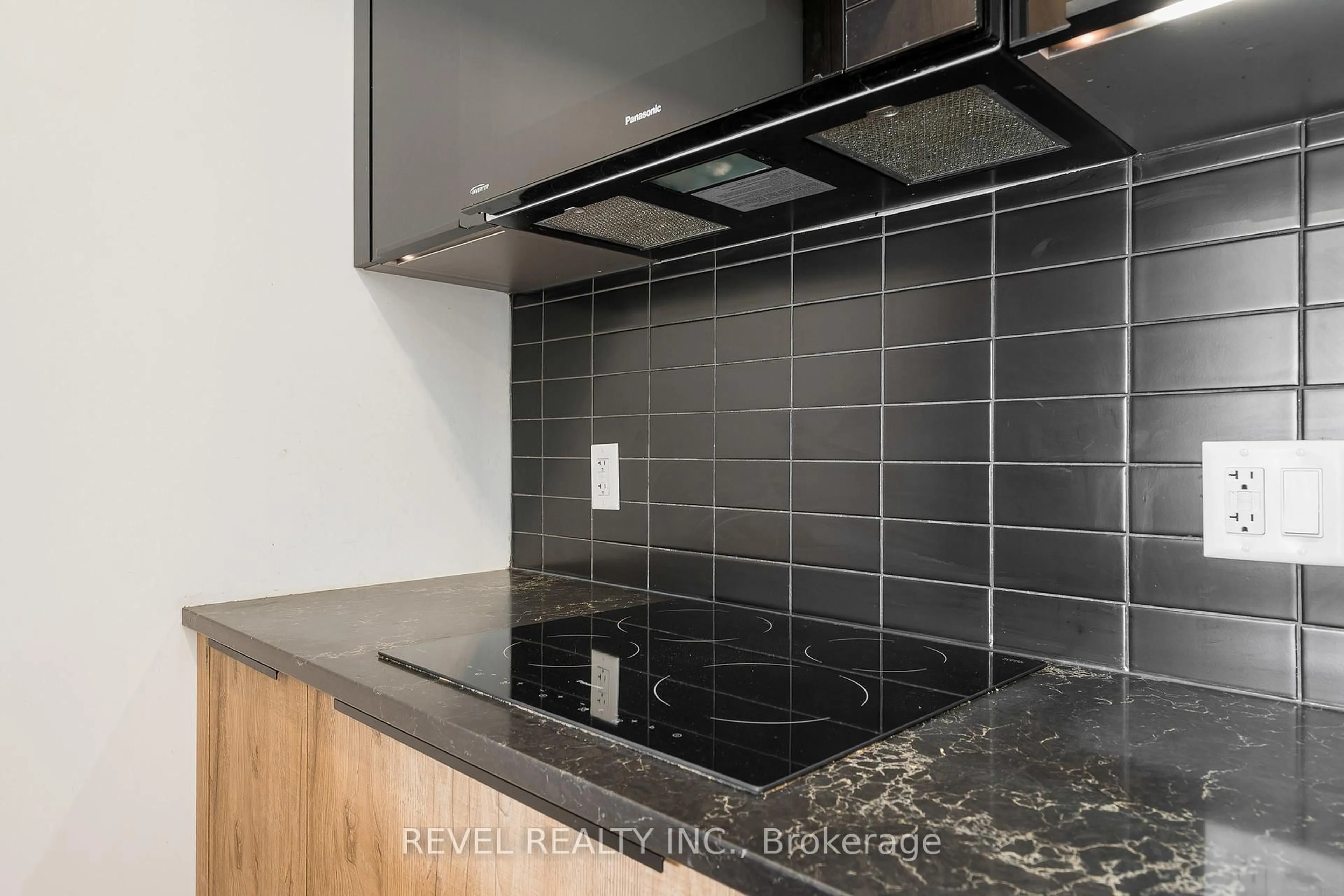 Standard kitchen, ceramic/tile floor for 18 Beckwith Lane #204, Blue Mountains Ontario L9Y 3B6