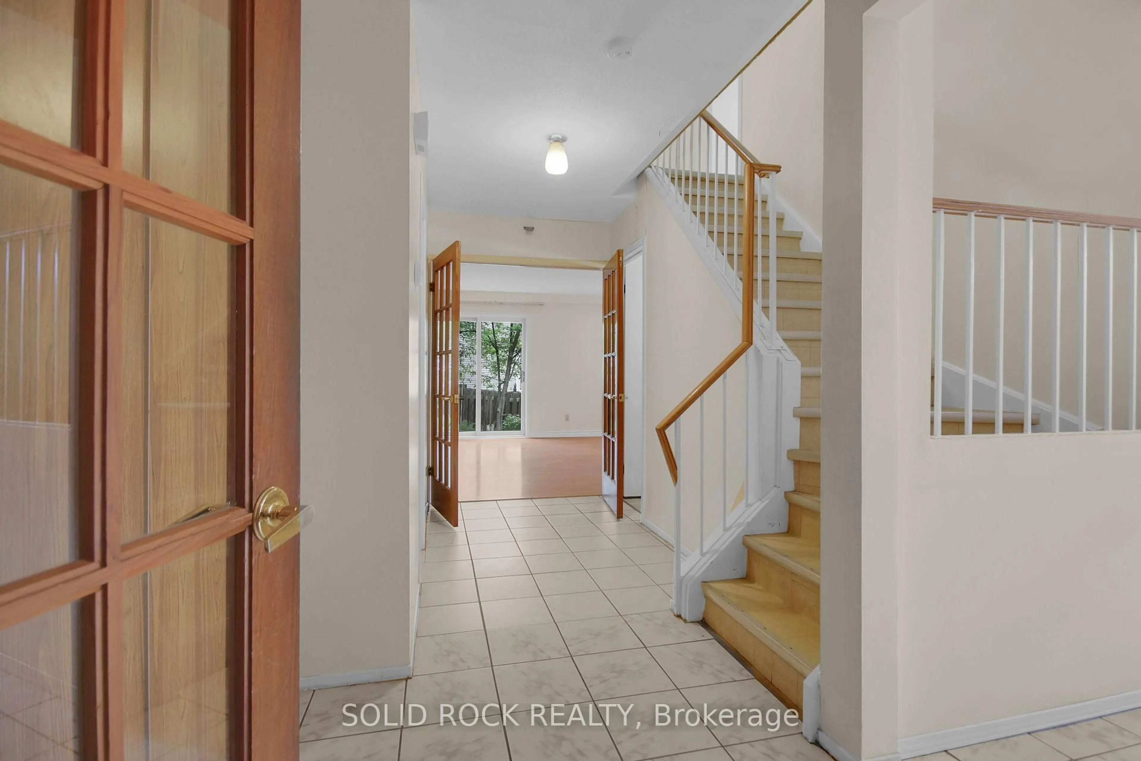 Indoor foyer for 1429 Prestone Dr, Orleans Ontario K1E 2X3