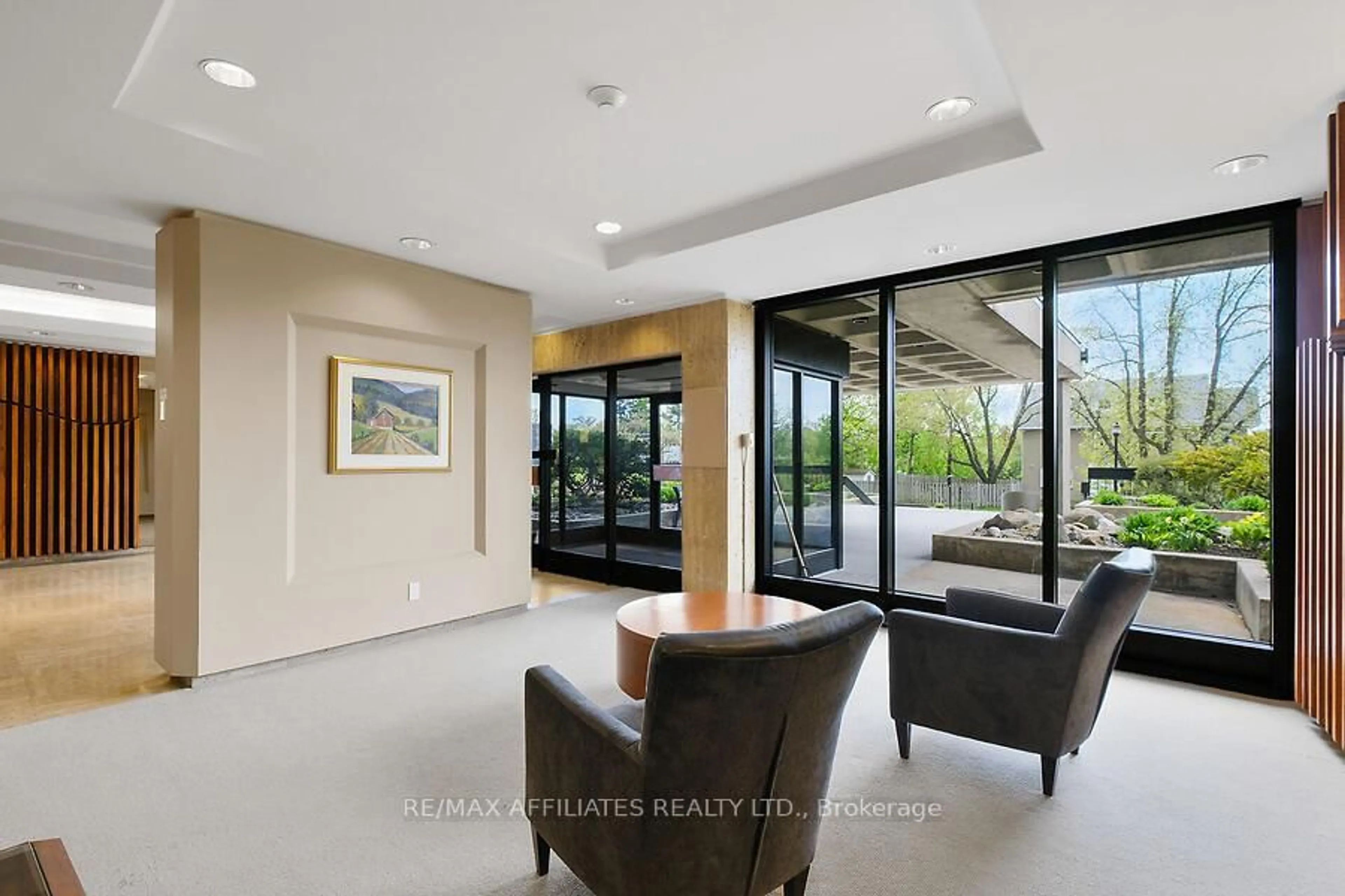 Indoor foyer for 265 Poulin Ave #112, Ottawa Ontario K2B 7Y8