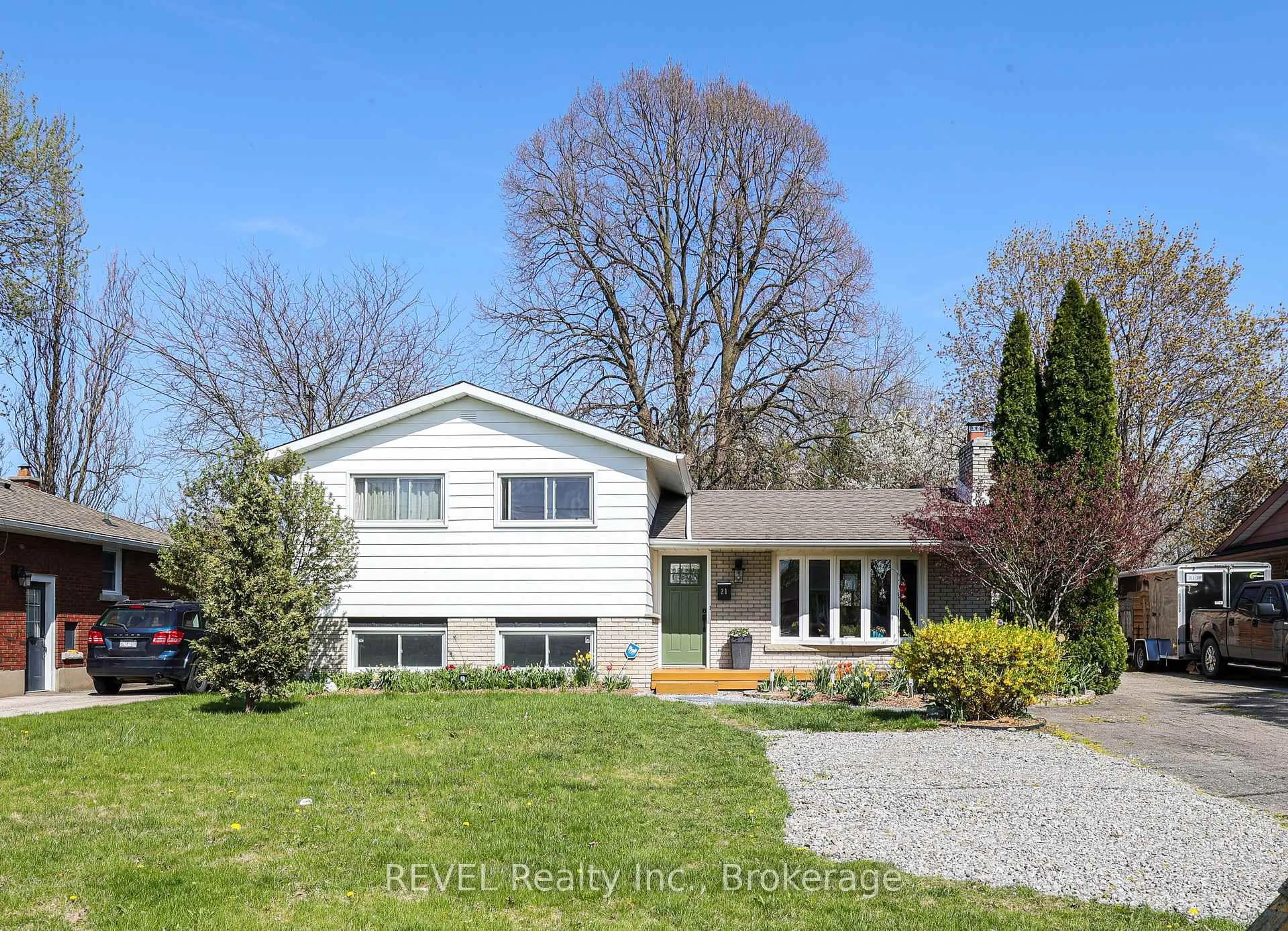 A pic from outside/outdoor area/front of a property/back of a property/a pic from drone, street for 21 Foxglove Ave, St. Catharines Ontario L2M 3E7