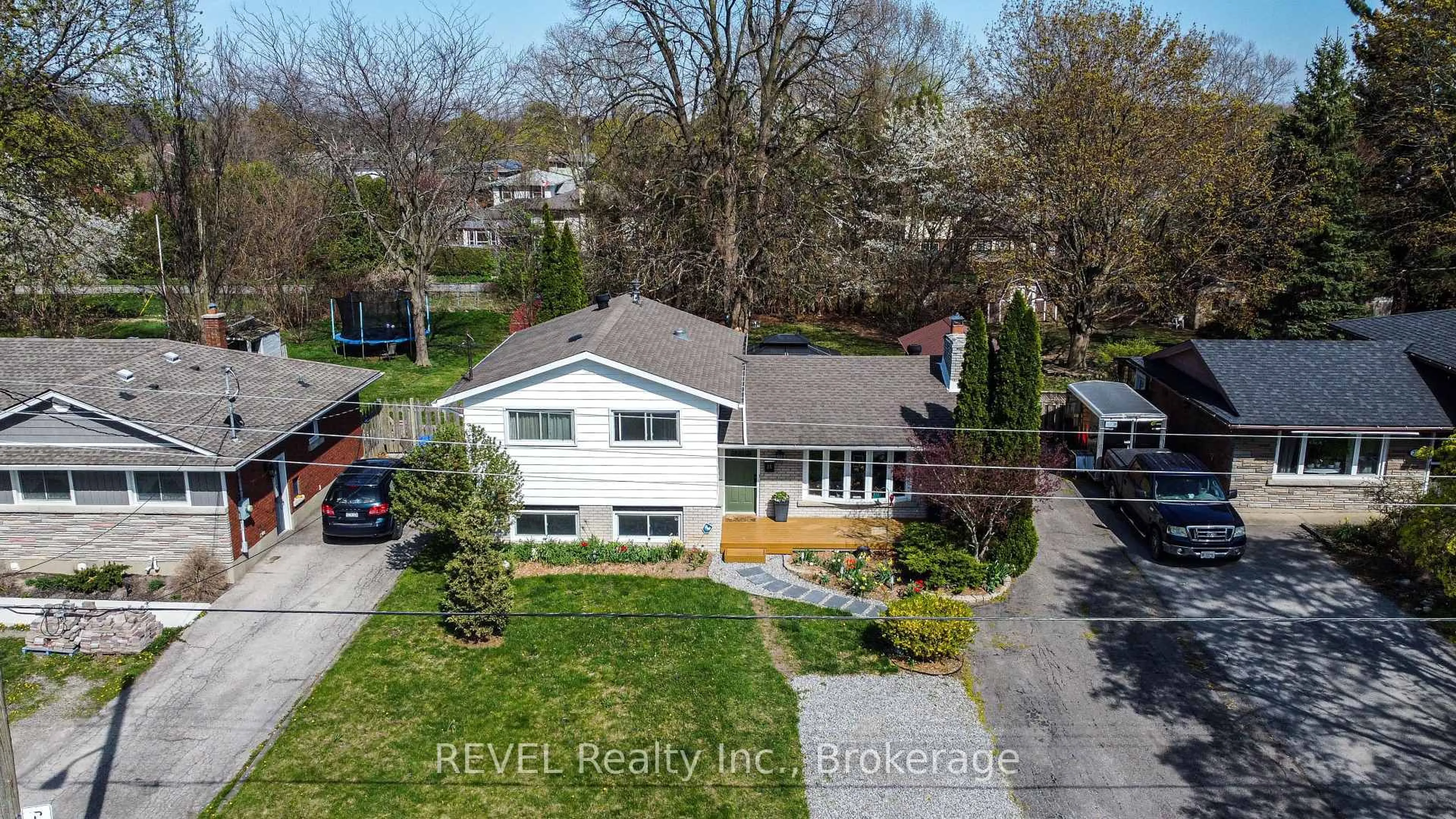 A pic from outside/outdoor area/front of a property/back of a property/a pic from drone, street for 21 Foxglove Ave, St. Catharines Ontario L2M 3E7