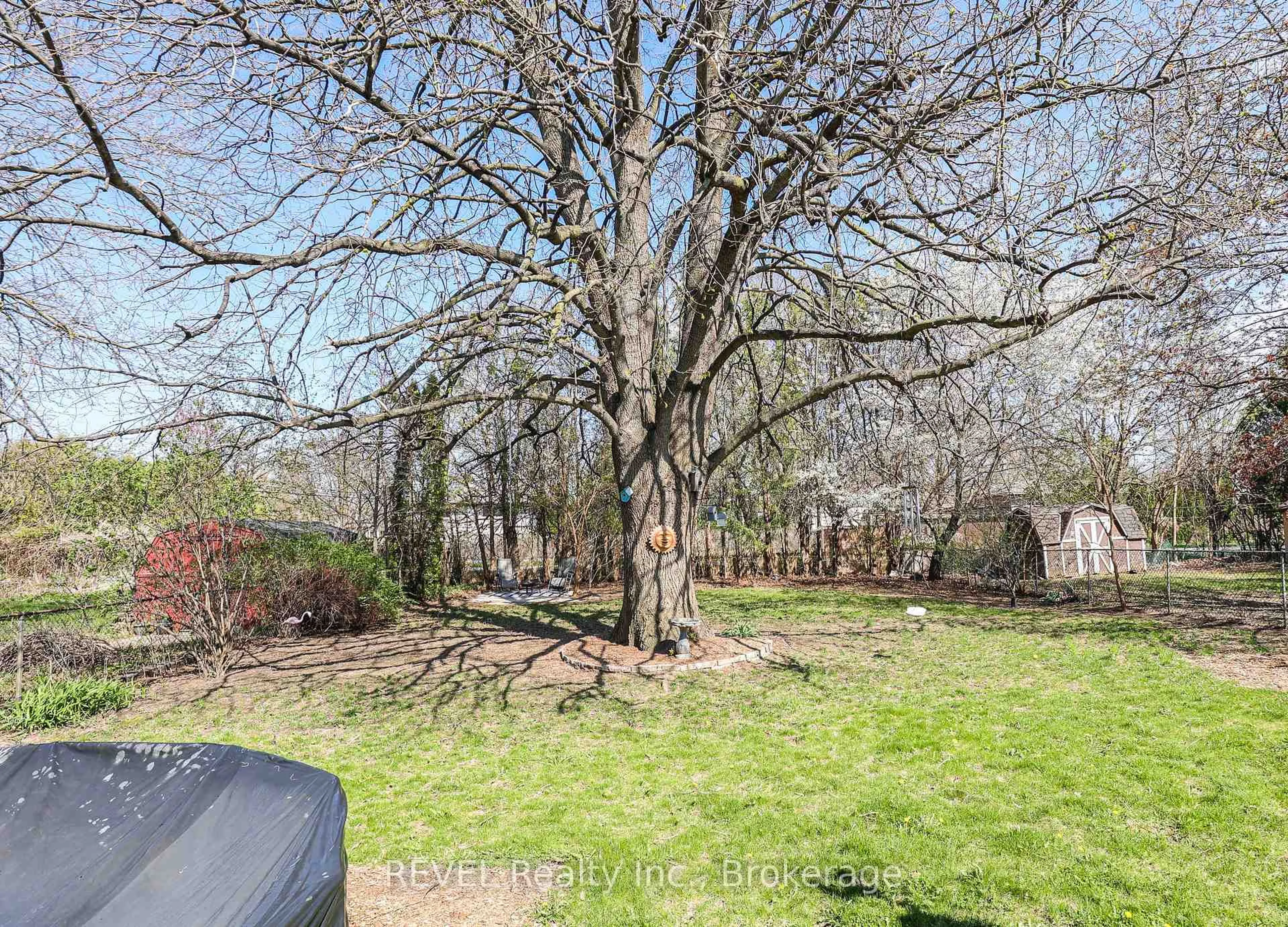 A pic from outside/outdoor area/front of a property/back of a property/a pic from drone, forest/trees view for 21 Foxglove Ave, St. Catharines Ontario L2M 3E7
