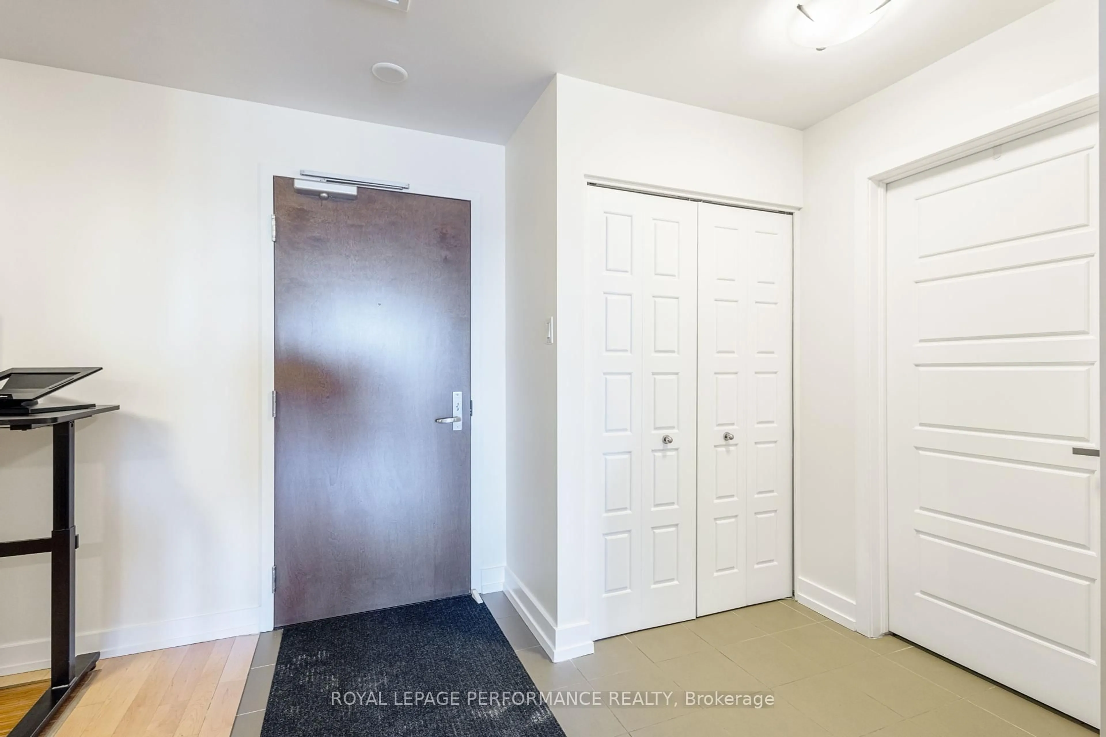 Indoor entryway for 330 Titan Private #1001, Ottawa Ontario K2G 1G3