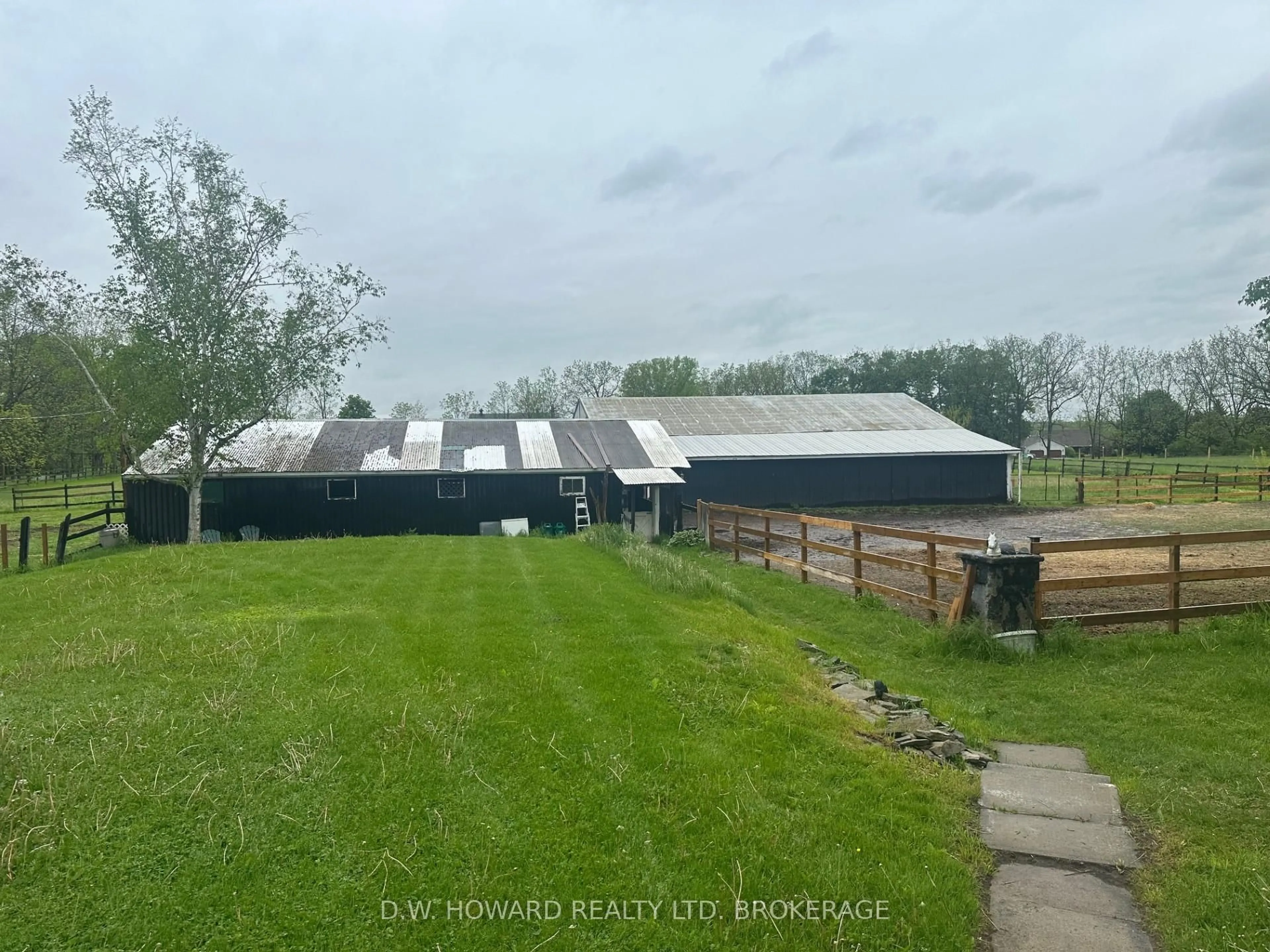 A pic from outside/outdoor area/front of a property/back of a property/a pic from drone, unknown for 3276 Bertie Rd, Fort Erie Ontario L0S 1N0