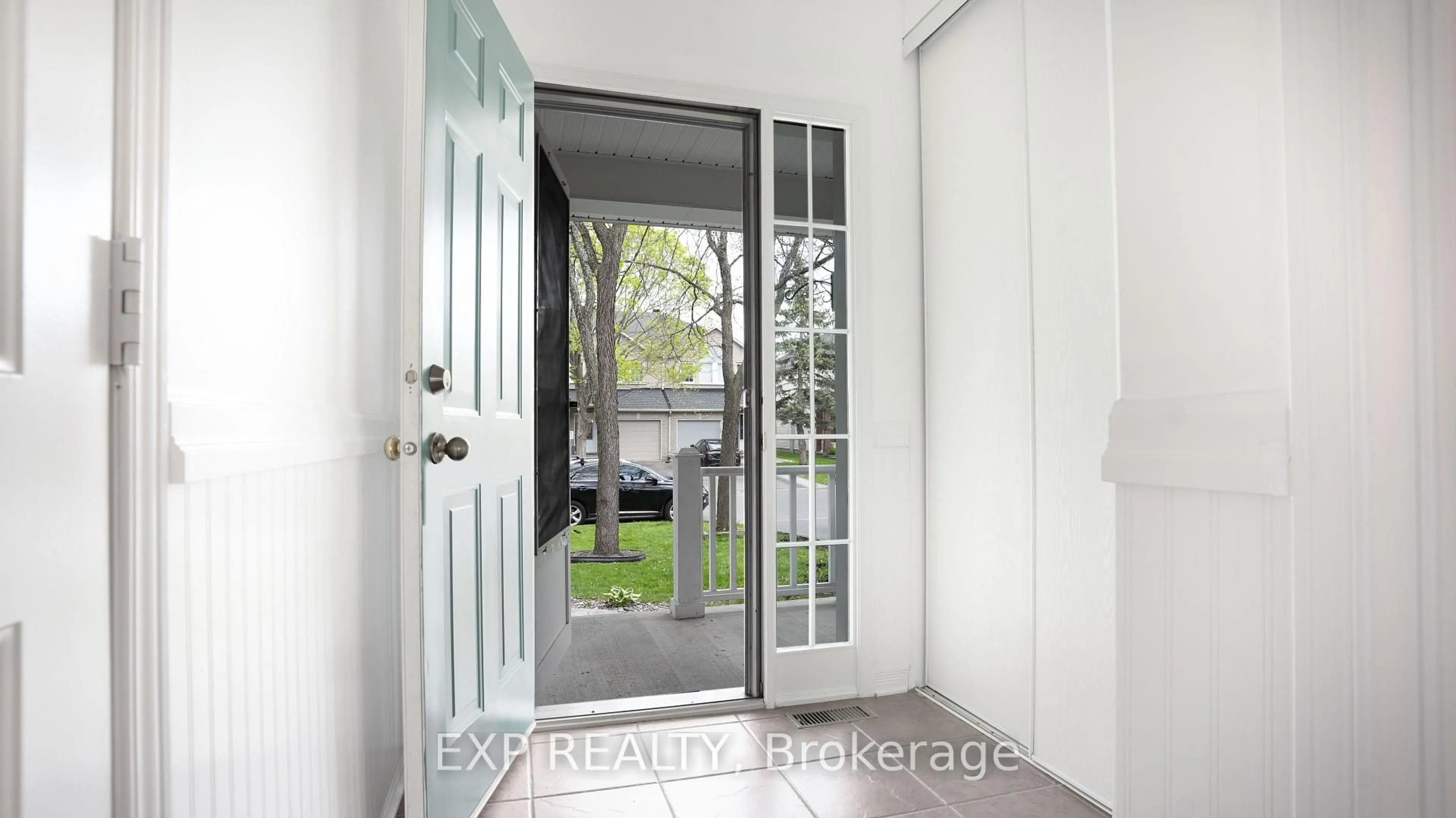 Indoor entryway for 1640 Trenholm Lane, Ottawa Ontario K4A 4B4