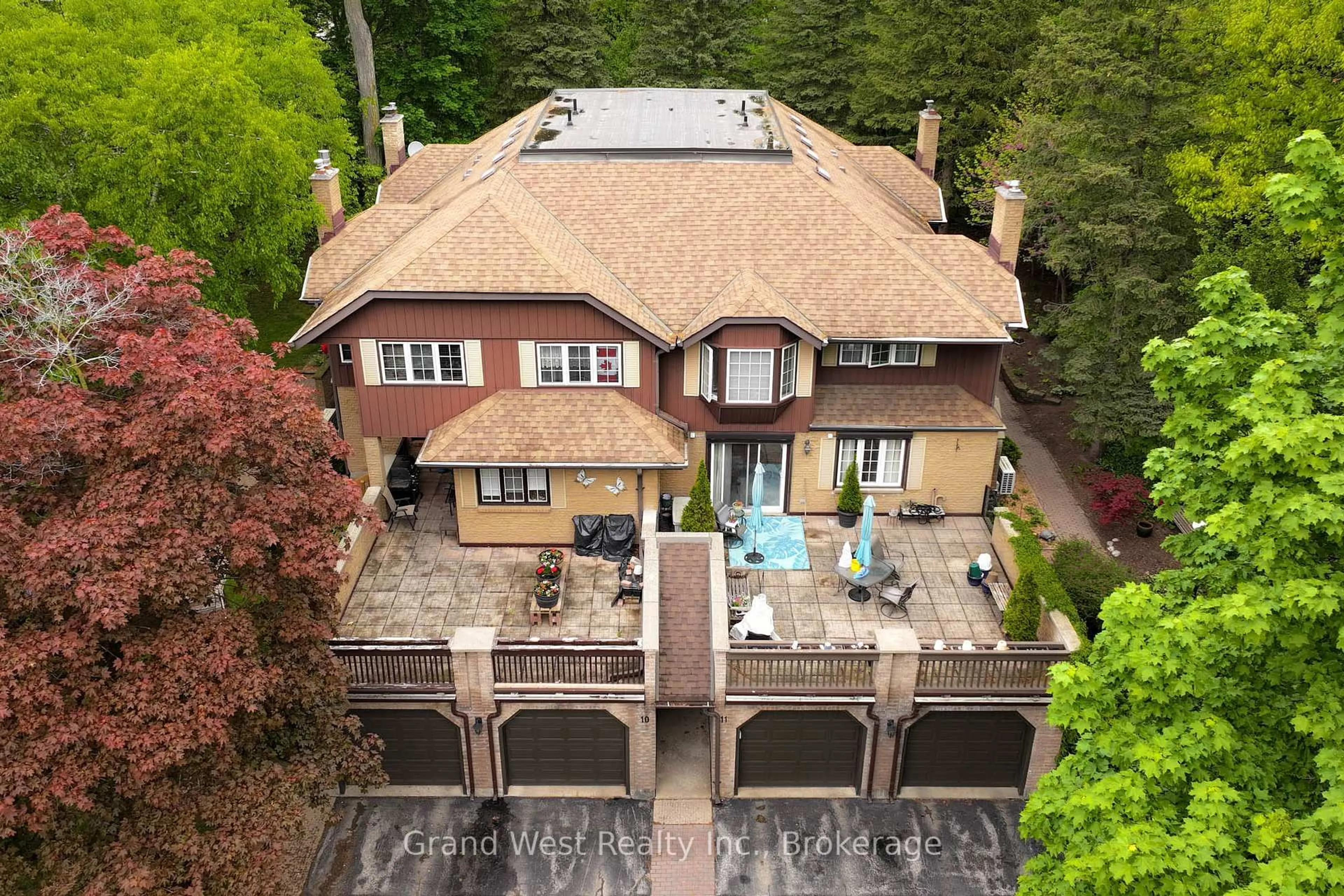 A pic from outside/outdoor area/front of a property/back of a property/a pic from drone, street for 250 Kingswood Dr, Kitchener Ontario N2E 2K2