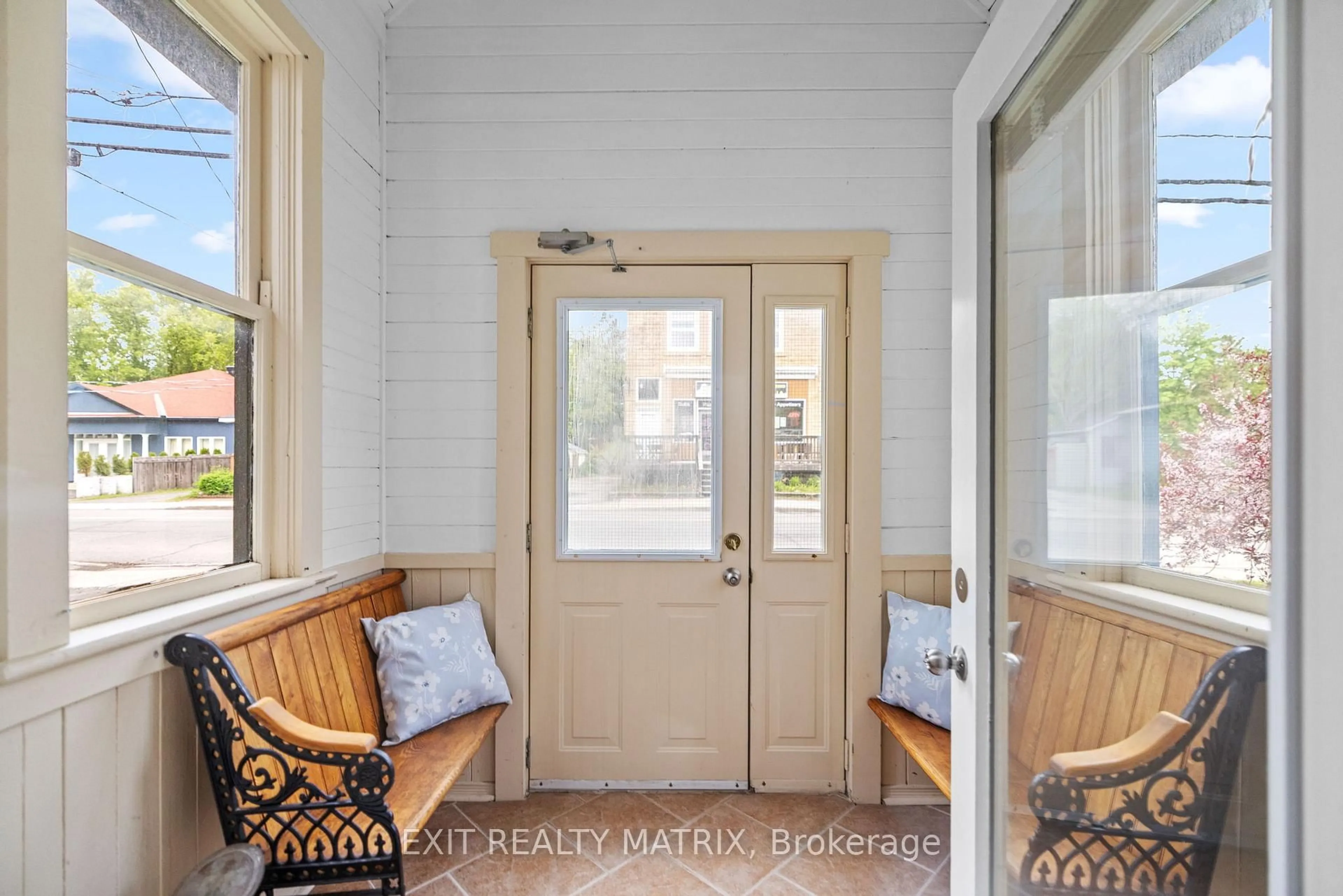Indoor entryway for 5515 Osgoode Main St, Osgoode Ontario K0A 2W0