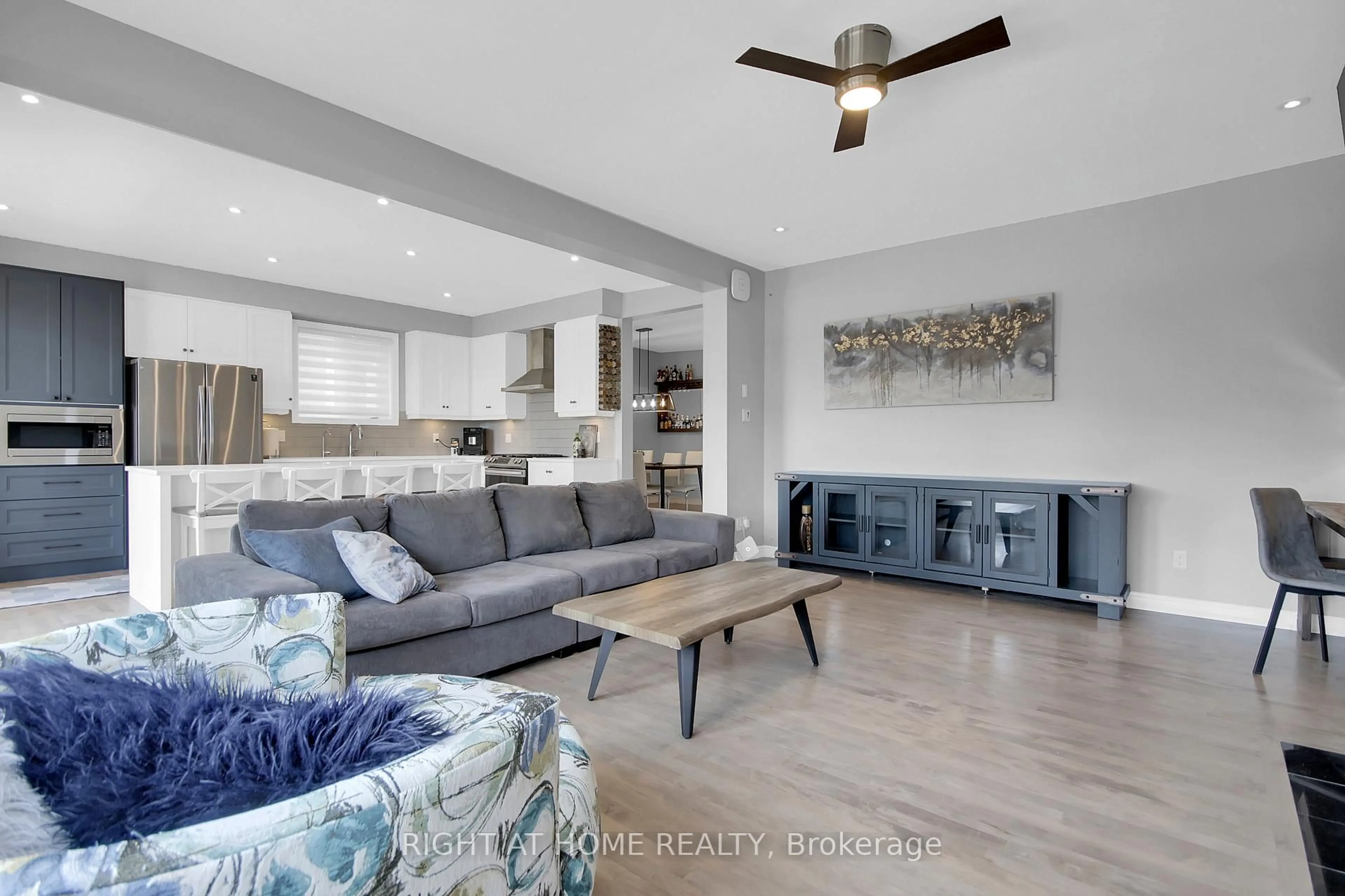 Living room with furniture, unknown for 68 Pelham Cres, Richmond Ontario K0A 2Z0