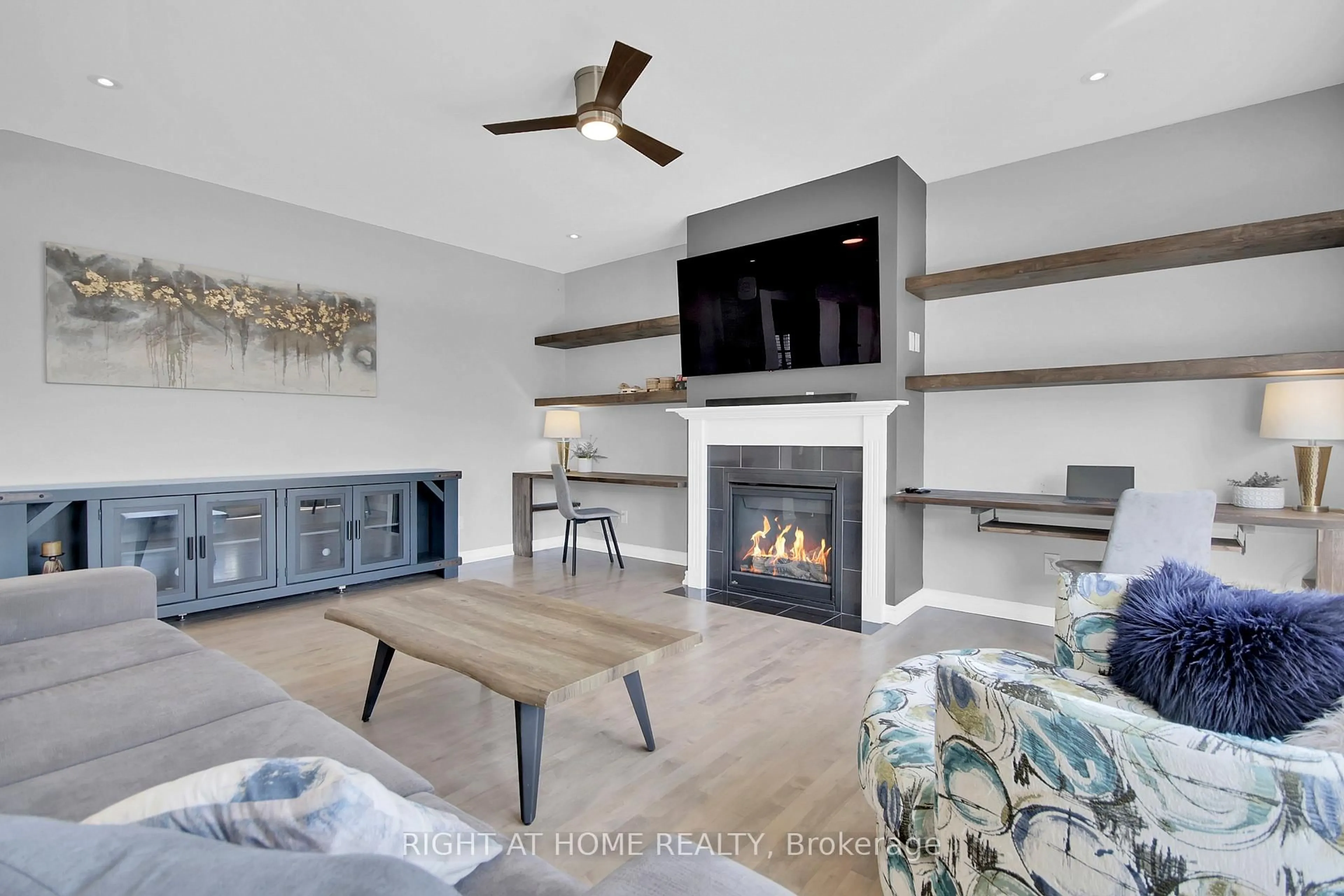 Living room with furniture, unknown for 68 Pelham Cres, Richmond Ontario K0A 2Z0