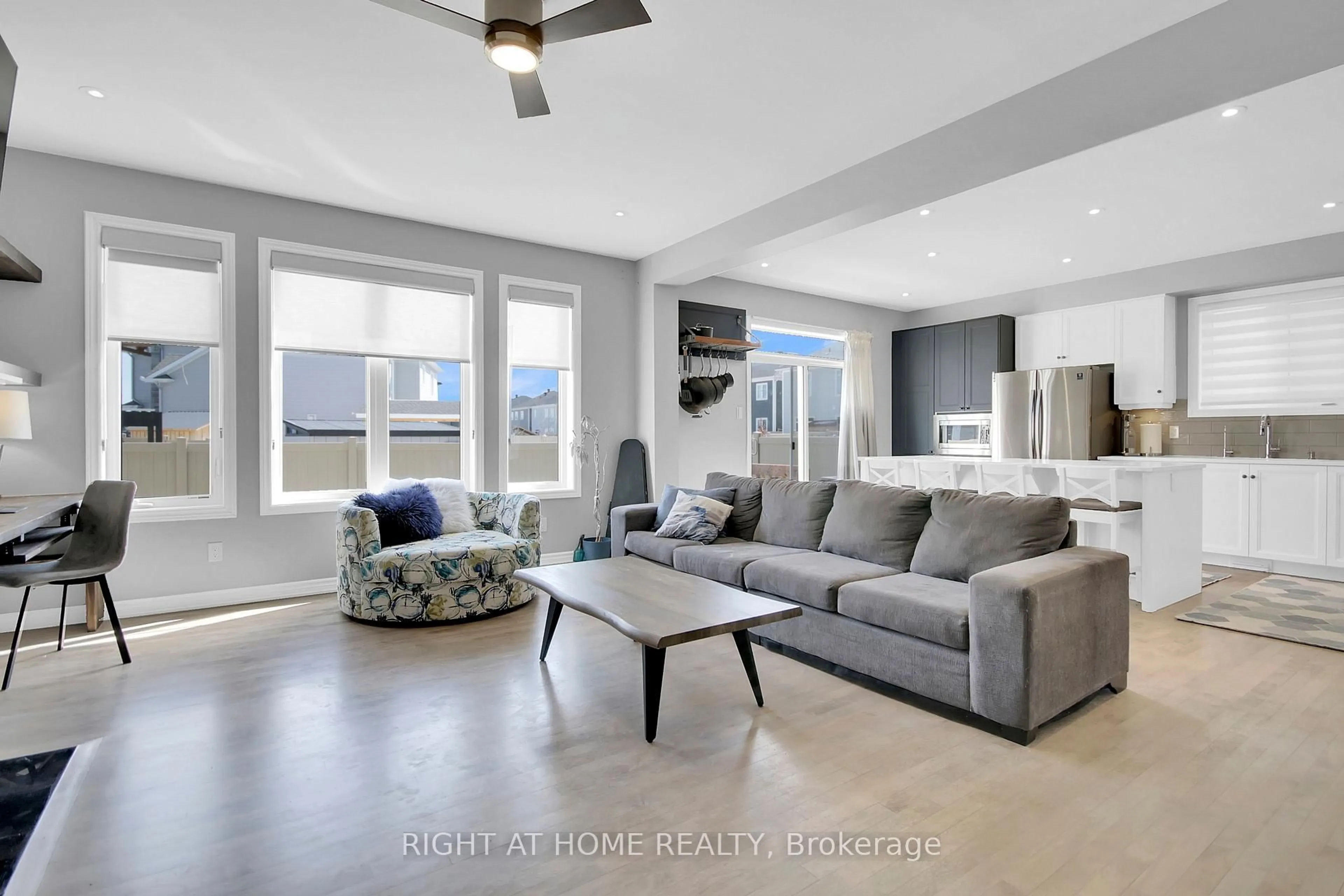 Living room with furniture, unknown for 68 Pelham Cres, Richmond Ontario K0A 2Z0