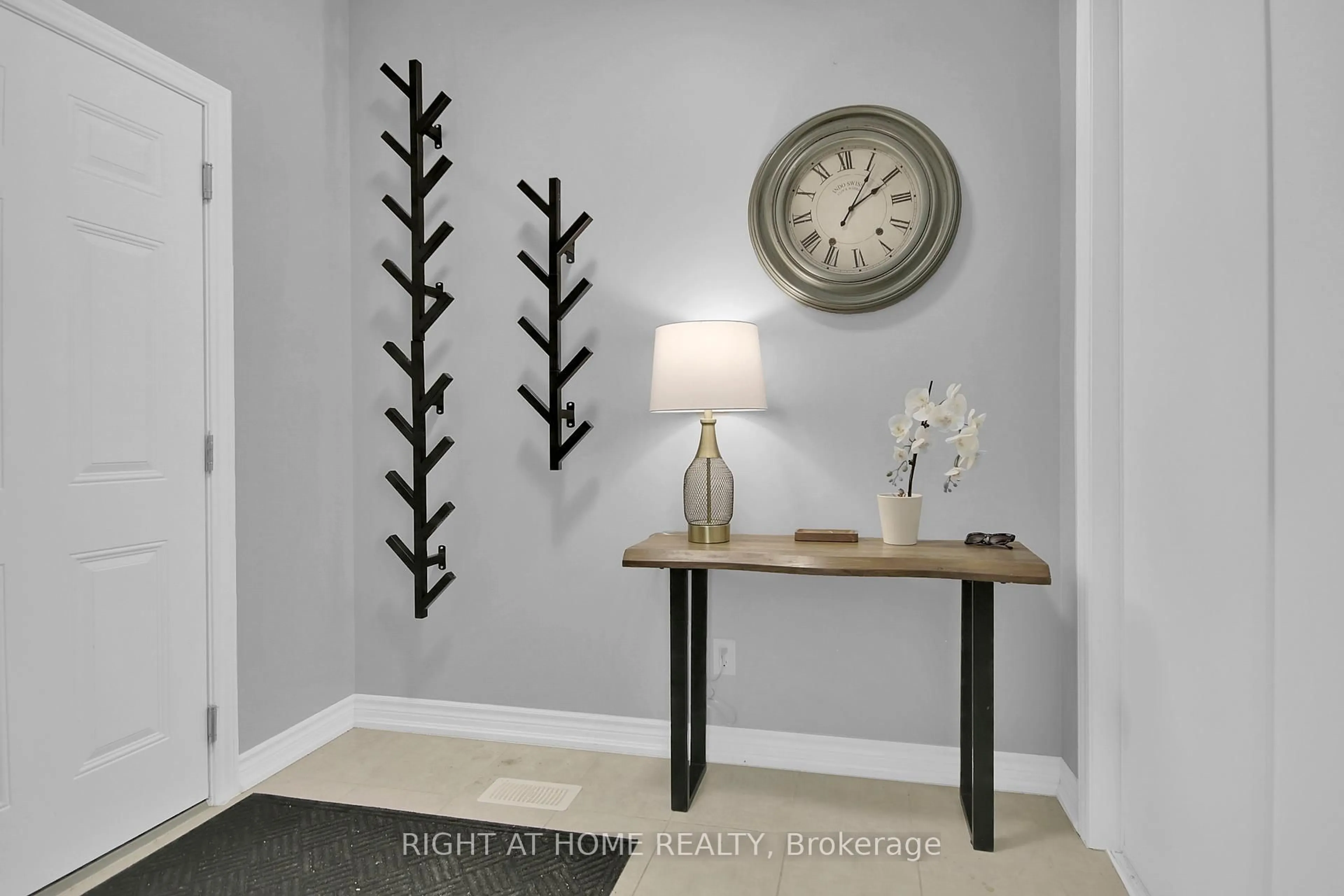Indoor entryway for 68 Pelham Cres, Richmond Ontario K0A 2Z0