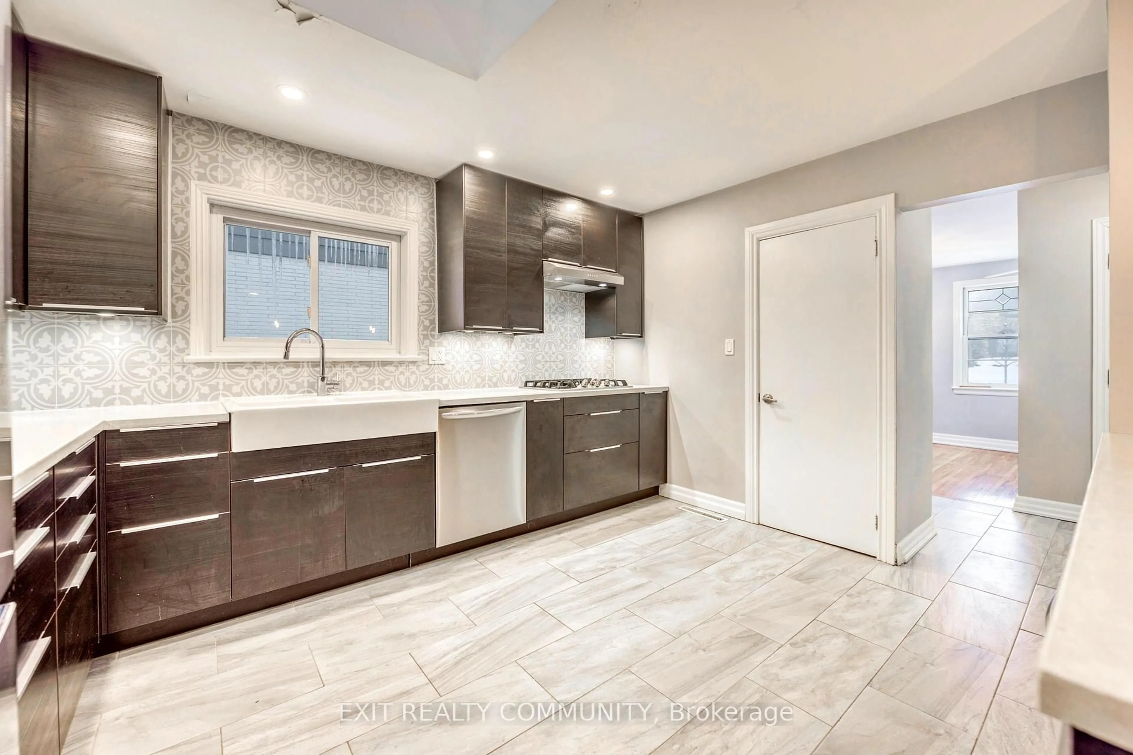 Open concept kitchen, ceramic/tile floor for 855 Colborne St, London East Ontario N6A 4A1