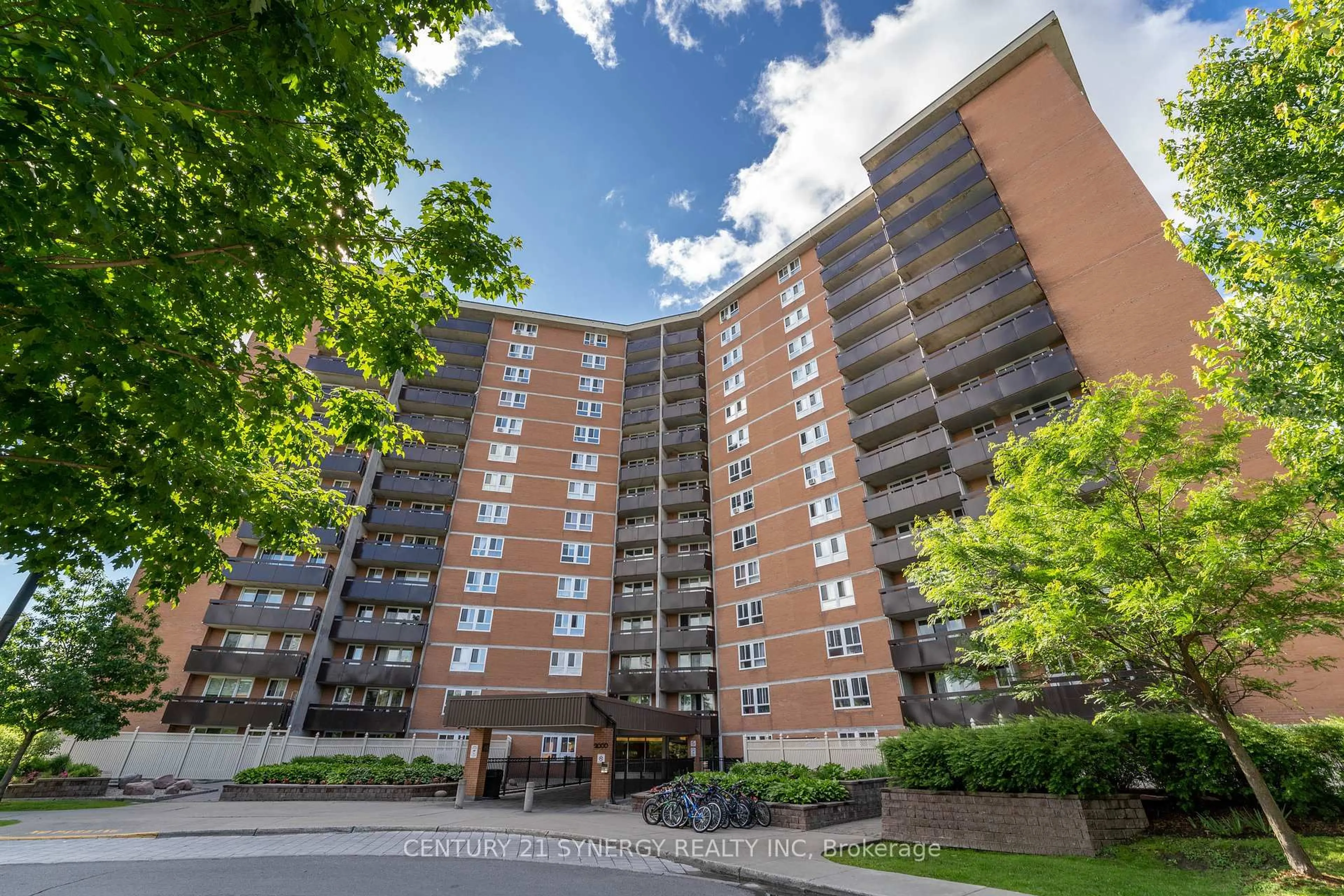 Patio, building for 2000 JASMINE Cres #718, Ottawa Ontario K1J 8K4