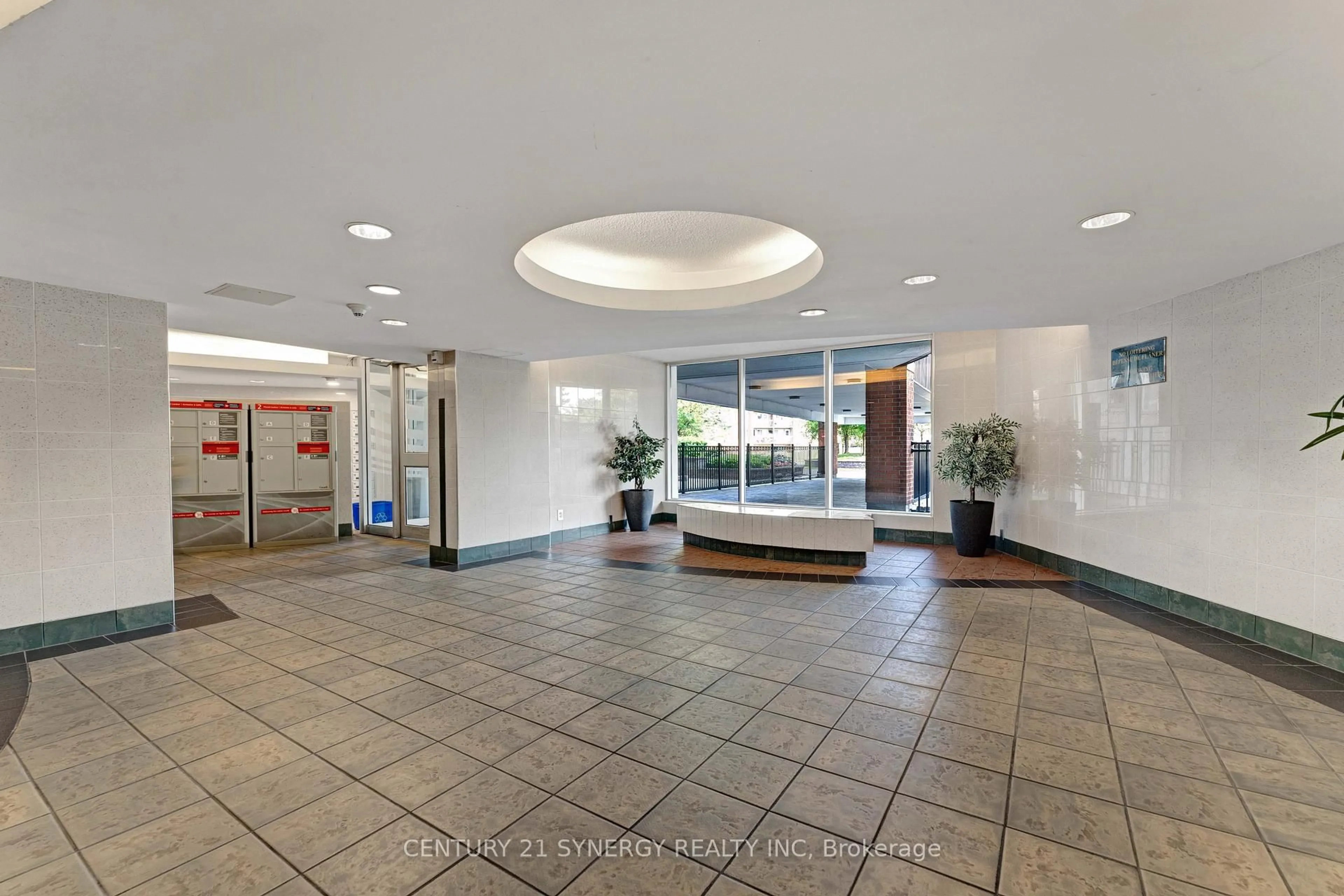 Indoor foyer for 2000 JASMINE Cres #718, Ottawa Ontario K1J 8K4
