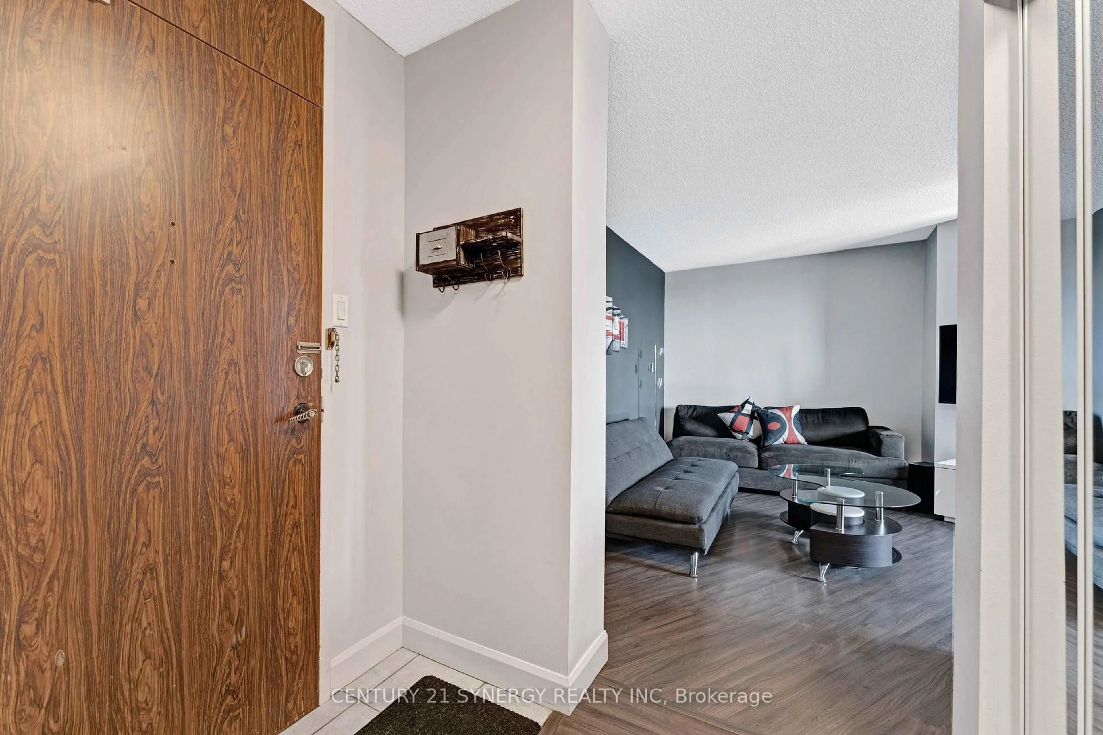 Indoor entryway for 2000 JASMINE Cres #718, Ottawa Ontario K1J 8K4
