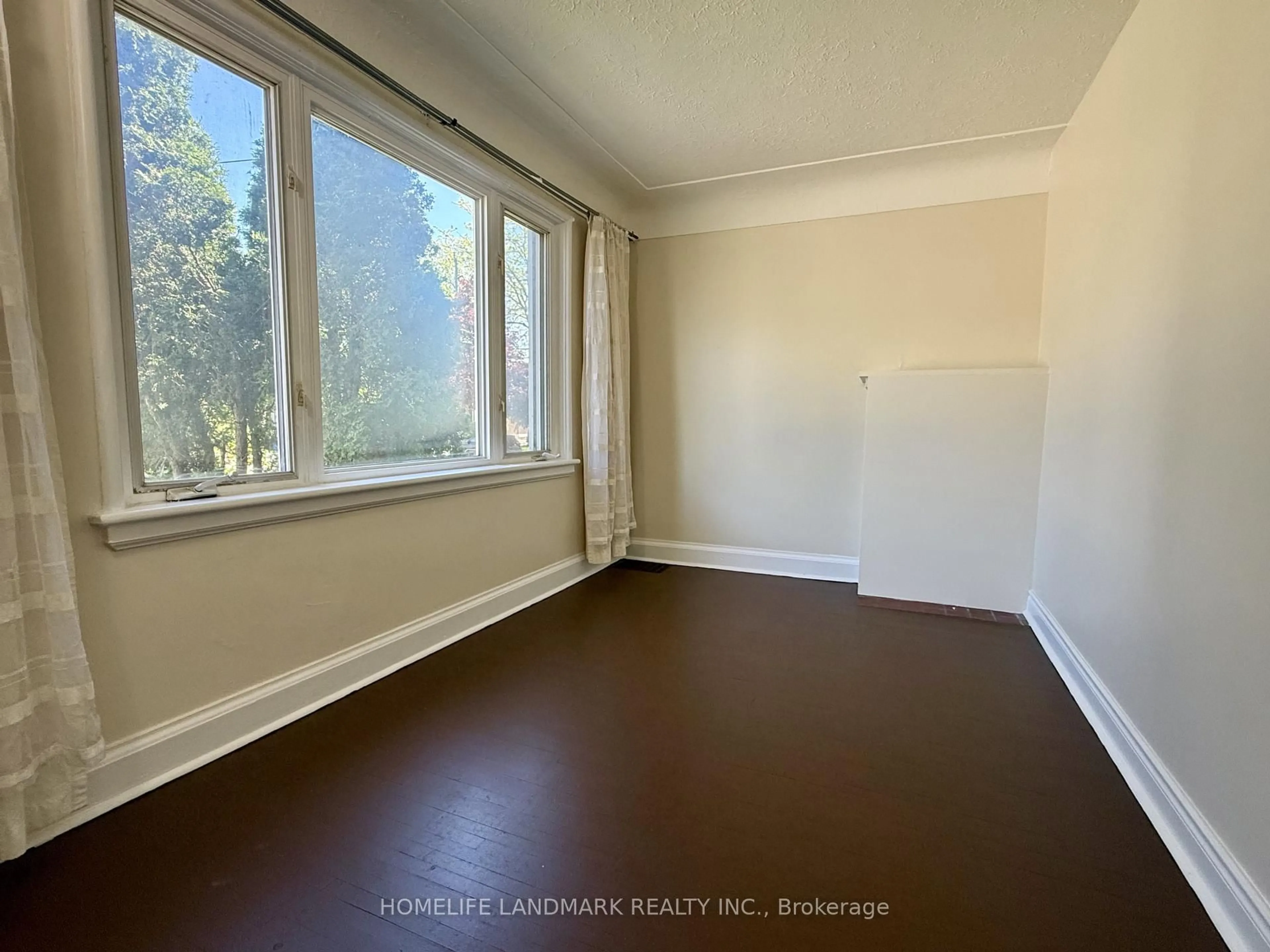 A pic of a room for 17 Arkell St, Hamilton Ontario L8S 1N5