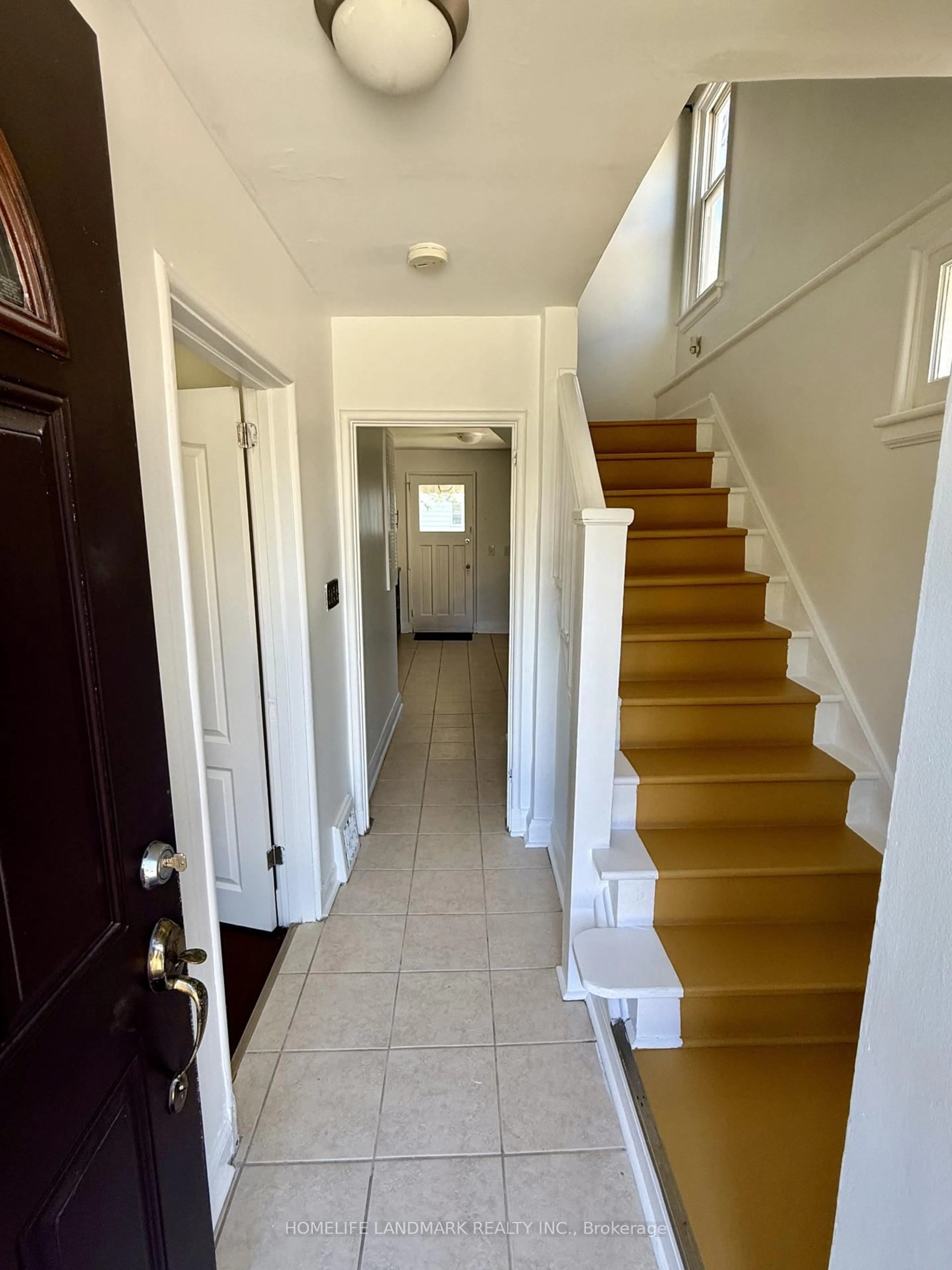 Indoor foyer for 17 Arkell St, Hamilton Ontario L8S 1N5